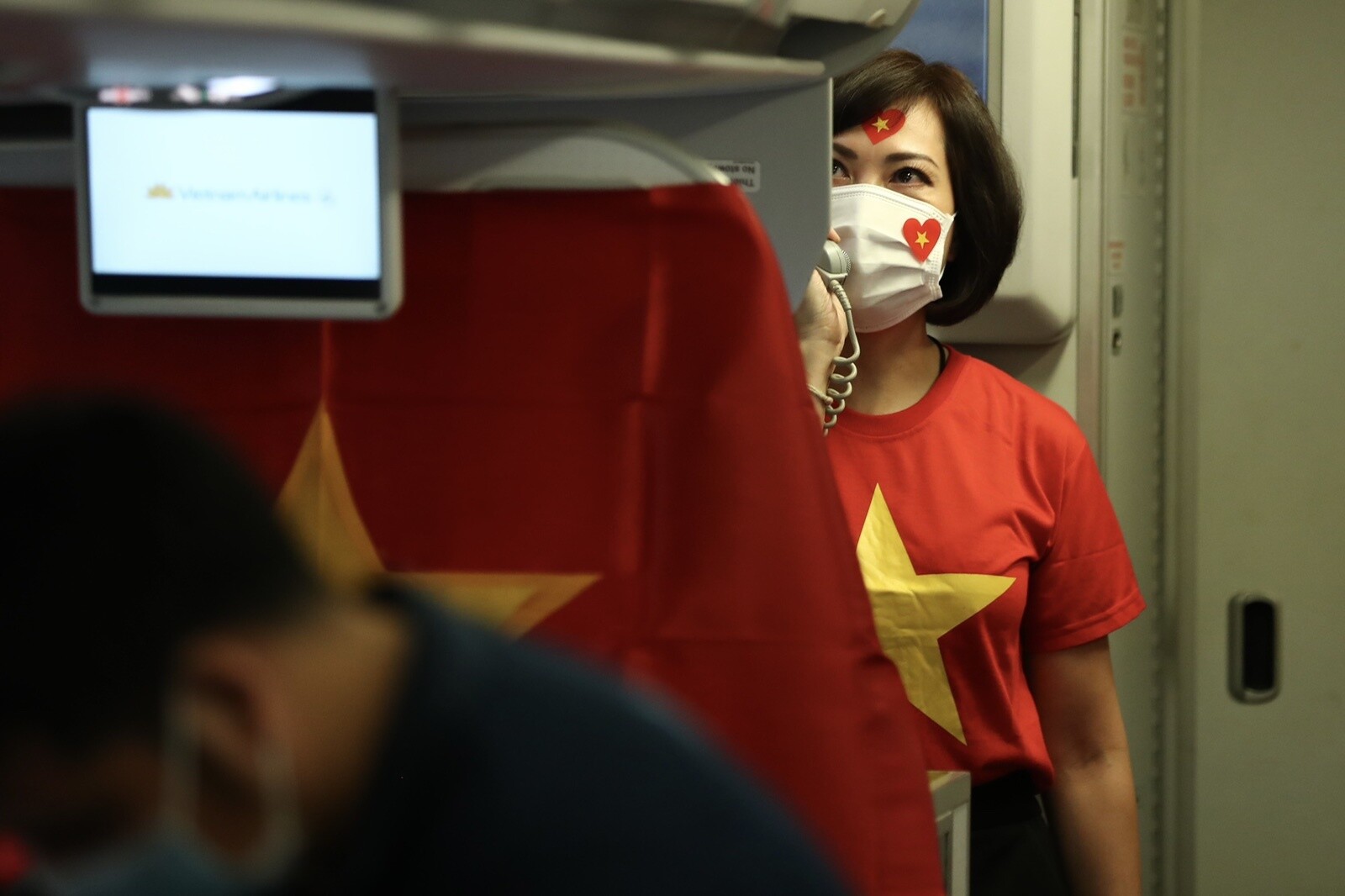 Tiếp viên trưởng của chuyến bay phát thanh chúc mừng chiến thắng vẻ vang
của đội tuyển U23 Việt Nam.