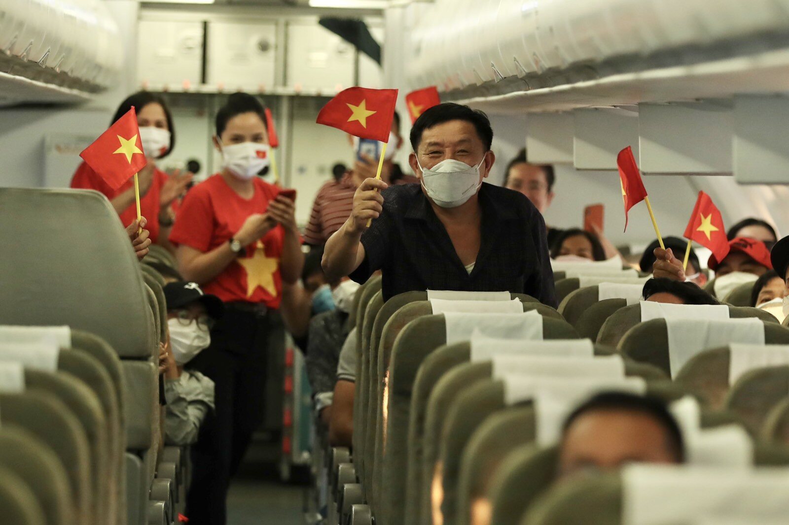 Để chào mừng đội tuyển bóng đá nam trên chuyến bay trở về từ giải vô địch U23 Đông Nam Á, Vietnam Airlines đã chuẩn bị những phần quà nhỏ chung vui với chiến thắng vẻ vang của đội tuyển.