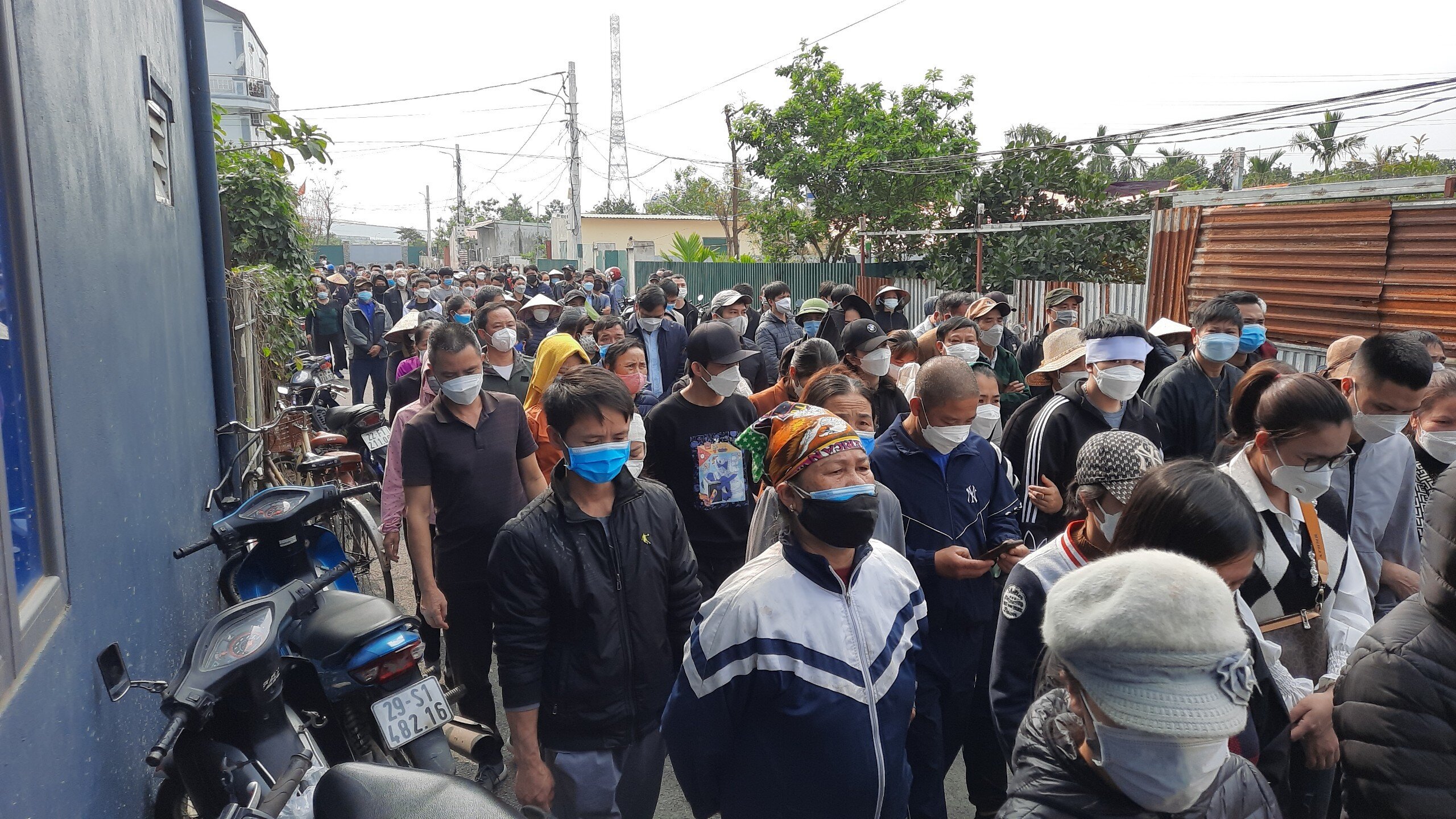 Rất đ&ocirc;ng người th&acirc;n, họ h&agrave;ng, h&agrave;ng x&oacute;m đến tiễn đưa N.H.H. v&agrave; N.H.H. về nơi an nghỉ cuối c&ugrave;ng ở nghĩa trang th&ocirc;n Đo&agrave;i, x&atilde; Nam Hồng, huyện Đ&ocirc;ng Anh, H&agrave; Nội.