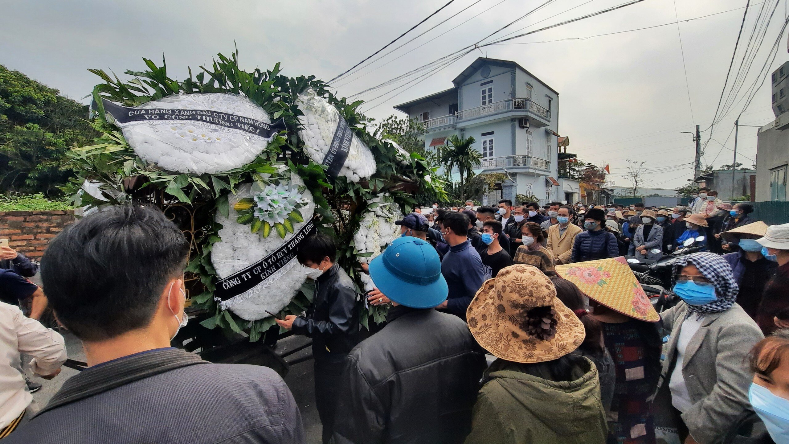 Đ&uacute;ng 2h chiều nay (28/2), tro cốt của 2 em N.H.H (13 tuổi) v&agrave; N.H.H. (16 tuổi) &ndash; nạn nh&acirc;n tử vong trong vụ ch&igrave;m ca n&ocirc; ở Cửa Đại (Quảng Nam) được gia đ&igrave;nh, người th&acirc;n, h&agrave;ng x&oacute;m đưa đi an t&aacute;ng.