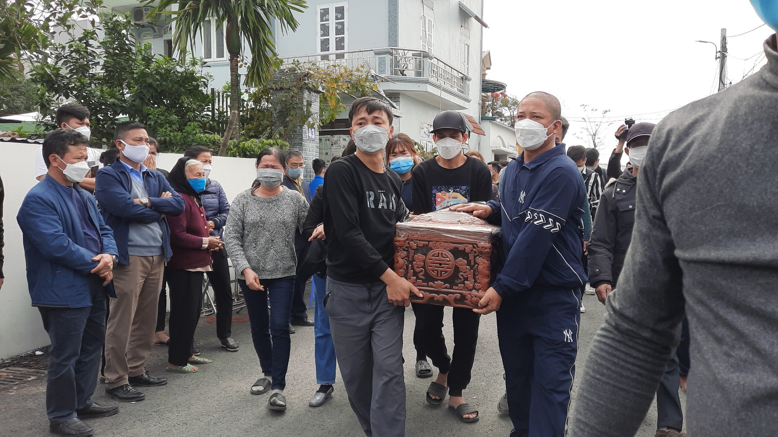 Những người th&acirc;n rời xa &ocirc;ng m&atilde;i m&atilde;i bao gồm một con g&aacute;i (lấy chồng về x&atilde; Quang Minh, huyện Đ&ocirc;ng Anh), 2 ch&aacute;u nội (l&agrave; N.H.H. v&agrave; N.H.H) v&agrave; 2 ch&aacute;u ngoại (một ch&aacute;u mất c&ugrave;ng với mẹ ở x&atilde; Quang Minh, một ch&aacute;u ở Vĩnh Ph&uacute;c).