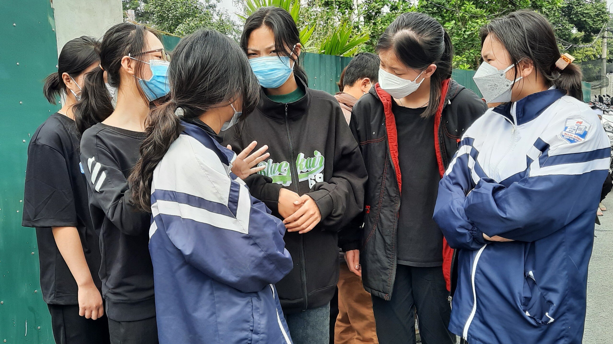 &ldquo;Khi nghe tin bạn gặp nạn, ch&uacute;ng em kh&oacute;c v&agrave; thương tiếc bạn ấy nhiều. Ở lớp bạn học giỏi đồng đều nhiều m&ocirc;n v&agrave; h&ograve;a đồng với bạn b&egrave;&rdquo;, em Quỳnh n&oacute;i.