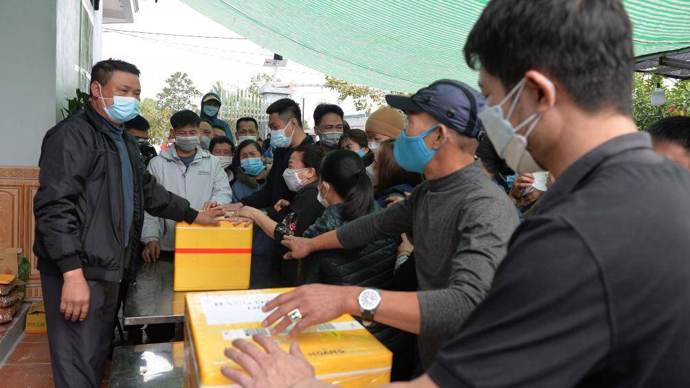 Kh&ocirc;ng chỉ người th&acirc;n, họ h&agrave;ng, m&agrave; rất đ&ocirc;ng người d&acirc;n th&ocirc;n Đo&agrave;i đ&atilde; chờ đ&oacute;n 2 ch&aacute;u nhỏ trong sự x&oacute;t thương.