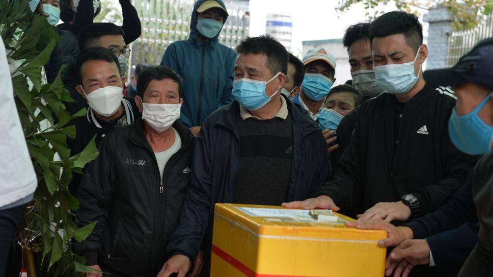 Trong số 17 người gặp nạn vụ ch&igrave;m t&agrave;u ở Cửa Đại (Quảng Nam) c&oacute; 8 nạn nh&acirc;n c&ugrave;ng tr&uacute; tại th&ocirc;n Đo&agrave;i, x&atilde; Nam Hồng (Đ&ocirc;ng Anh, H&agrave; Nội) v&agrave; họ c&oacute; quan hệ họ h&agrave;ng. Dự kiến, tro cốt c&aacute;c nạn nh&acirc;n c&ograve;n lại sẽ lần lượt được đưa về qu&ecirc; nh&agrave; trong h&ocirc;m nay.