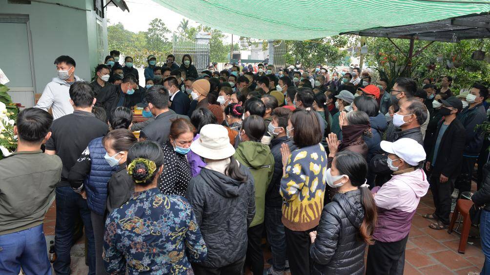 Rất đ&ocirc;ng người th&acirc;n, họ h&agrave;ng, l&agrave;ng x&oacute;m đến chia buồn c&ugrave;ng gia đ&igrave;nh nạn nh&acirc;n.