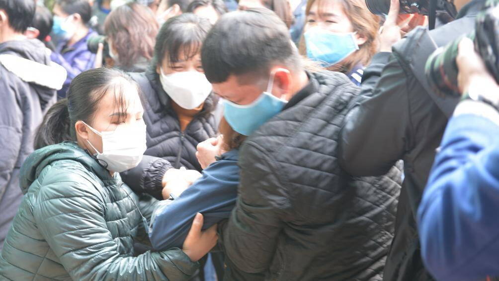 Người th&acirc;n đ&atilde; phải d&igrave;u chị Minh v&igrave; chị đứng kh&ocirc;ng vững khi nỗi đau quặn thắt.