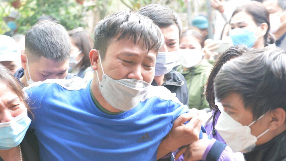 Anh Ng&ocirc; Đức Đương, bố của hai ch&aacute;u b&eacute; kh&oacute;c lịm khi đưa con về đến qu&ecirc; nh&agrave;. L&uacute;c n&agrave;y, một số người th&acirc;n phải d&igrave;u anh Đương v&agrave;o nh&agrave;