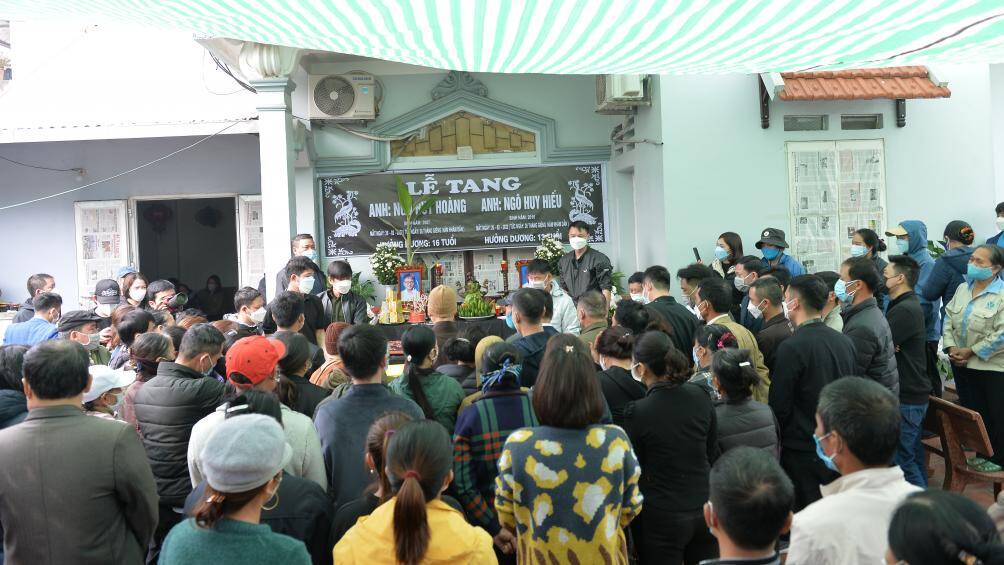 Theo ghi nhận của PV B&aacute;o Giao th&ocirc;ng, hơn 10h s&aacute;ng, tro cốt của 2 nạn nh&acirc;n đầu ti&ecirc;n trong vụ ch&igrave;m t&agrave;u ở Hội An đ&atilde; về đến qu&ecirc; nh&agrave;. Đ&oacute; l&agrave; tro cốt 2 ch&aacute;u nội của &ocirc;ng Ng&ocirc; Văn Đẩn (th&ocirc;n Đo&agrave;i, x&atilde; Nam Hồng, huyện Đ&ocirc;ng Anh, TP H&agrave; Nội).