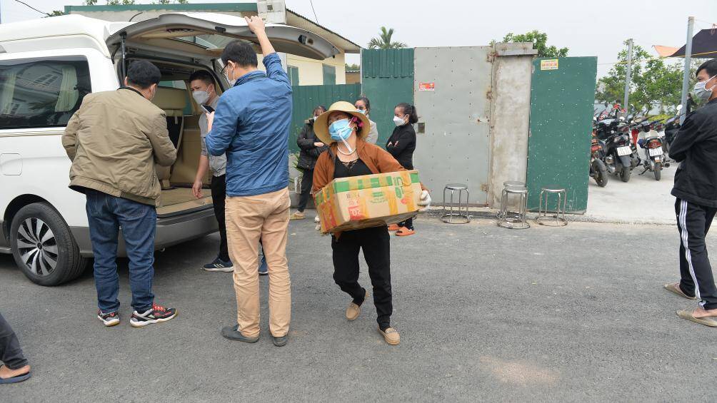 S&aacute;ng nay (28/2), h&agrave;ng trăm người th&acirc;n, họ h&agrave;ng, người d&acirc;n th&ocirc;n Đo&agrave;i (x&atilde; Nam Hồng, Đ&ocirc;ng Anh, H&agrave; Nội) đ&atilde; c&oacute; mặt đ&oacute;n tro cốt c&aacute;c nạn nh&acirc;n tử vong trong vụ ch&igrave;m cano ở TP Hội An (Quảng Nam).