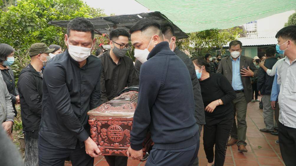 Chuyến du lịch định mệnh ấy đ&atilde; cướp đi 8 người con của huyện Đ&ocirc;ng Anh (H&agrave; Nội). Đau l&ograve;ng hơn, c&aacute;c nạn nh&acirc;n đều c&oacute; quan hệ họ h&agrave;ng, th&acirc;n quen v&igrave; họ ở trong 3 gia đ&igrave;nh th&ocirc;ng gia, c&ugrave;ng rủ nhau đi du lịch.