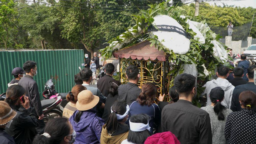 Đ&ocirc;ng đảo người d&acirc;n th&ocirc;n Đo&agrave;i lặng lẽ đi theo chiếc xe tang. Mới v&agrave;i ng&agrave;y trước, hai em c&ograve;n vui vẻ theo người th&acirc;n đi du lịch. Ai ngờ, chuyến du lịch định mệnh đ&atilde; đem 2 em v&agrave; 15 người nữa đi xa m&atilde;i m&atilde;i...