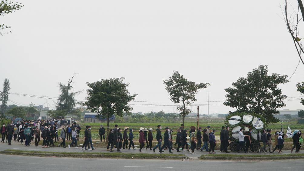 Qu&atilde;ng đường từ nh&agrave; đến nghĩa trang d&agrave;i khoảng 2km, những tiếc nức nở, d&ograve;ng nước mắt trải d&agrave;i suốt con đường đưa tiễn...