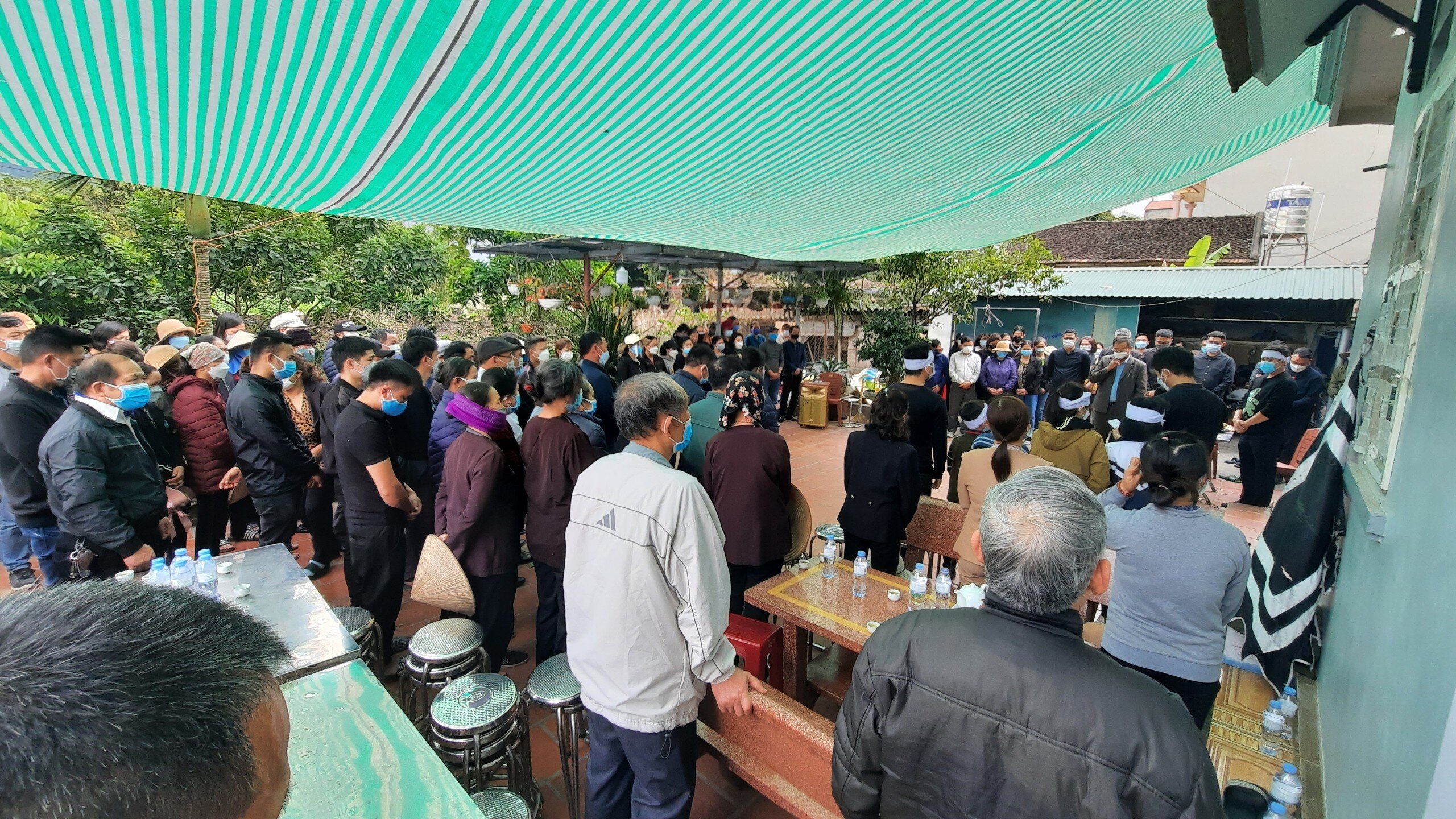 "Từ l&uacute;c biết tin, cả th&ocirc;n b&agrave;ng ho&agrave;ng. Mong gia đ&igrave;nh c&aacute;c nạn nh&acirc;n vơi bớt nỗi đau, vượt l&ecirc;n m&agrave; sống", &ocirc;ng H&ugrave;ng n&oacute;i.