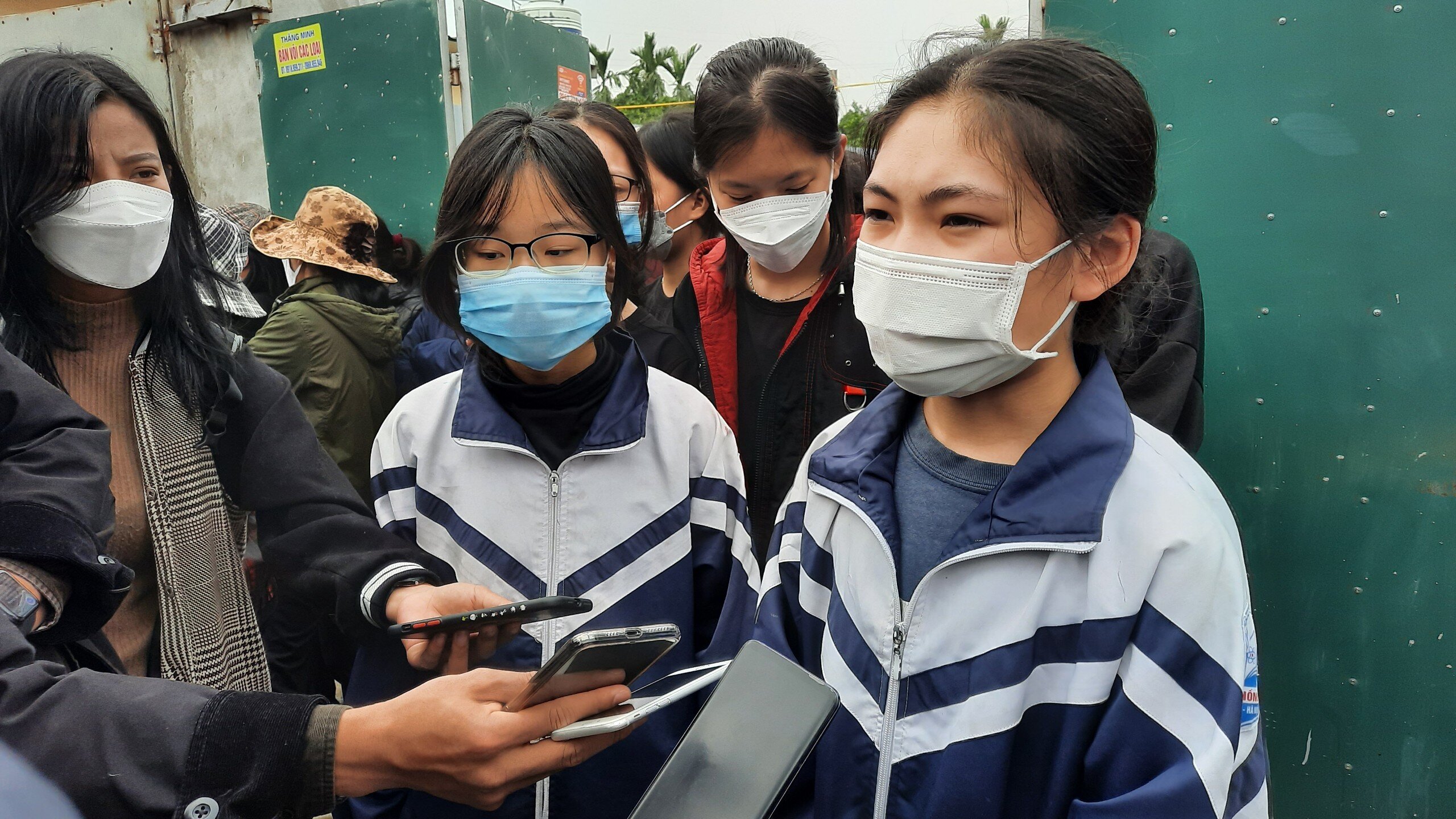 Đến tiễn đưa bạn, em Nguyễn Như Quỳnh (học c&ugrave;ng lớp với em N.H.H) nghẹn ng&agrave;o cho biết, H. ở lớp học giỏi v&agrave; h&ograve;a đồng với bạn b&egrave; n&ecirc;n sự ra đi của H. khiến to&agrave;n thể c&aacute;c bạn, thầy c&ocirc; trong lớp b&agrave;ng ho&agrave;ng, thương tiếc.