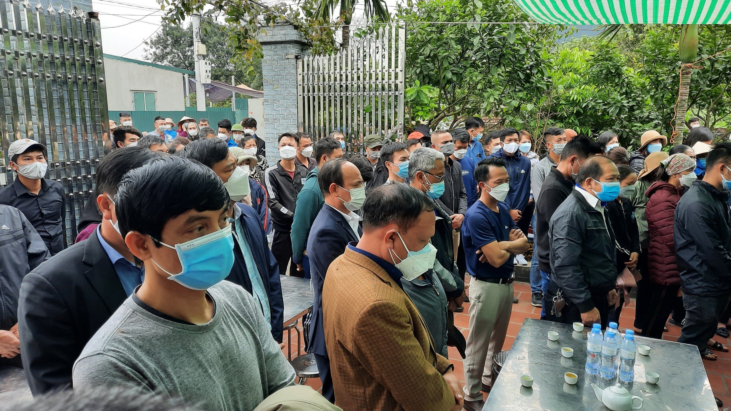 &Ocirc;ng Nguyễn Văn H&ugrave;ng (51 tuổi, tr&uacute; tại th&ocirc;n Đo&agrave;i) cho biết, từ xưa đến nay, nơi &ocirc;ng sinh sống chưa bao giờ chứng kiển cảnh gia đ&igrave;nh c&ugrave;ng l&uacute;c mất đi 5 người như thế.