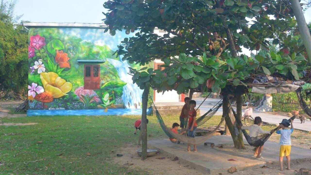 Ng&agrave;y nay, đến với x&atilde; đảo Vĩnh Thực, Vĩnh Trung, TP M&oacute;ng C&aacute;i (Quảng Ninh), du kh&aacute;ch kh&ocirc;ng chỉ được h&ograve;a m&igrave;nh v&agrave;o kh&ocirc;ng kh&iacute; thi&ecirc;n nhi&ecirc;n kỳ vĩ nơi địa đầu bi&ecirc;n giới biển của Tổ quốc m&agrave; c&ograve;n được ngắm những bức b&iacute;ch họa độc đ&aacute;o thể hiện cuộc sống y&ecirc;n ả, thanh b&igrave;nh của ngư d&acirc;n nơi đ&acirc;y.