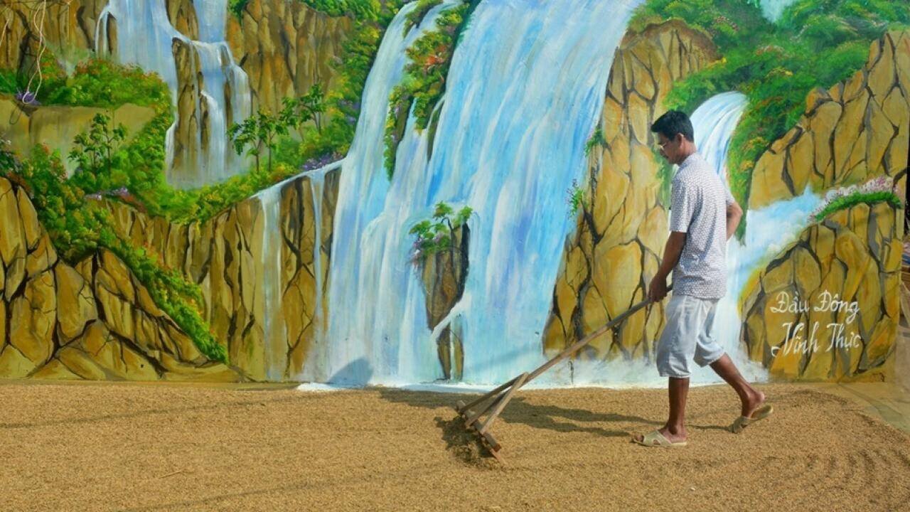 Anh Lại Hữu T&agrave;i, du kh&aacute;ch đến từ TP Hạ Long (Quảng Ninh), nhận x&eacute;t: T&ocirc;i đ&atilde; đi nhiều nơi, đọc nhiều b&aacute;o về l&agrave;ng b&iacute;ch họa ở l&agrave;ng biển, nhưng khi đến đ&acirc;y thấy vừa lạ vừa gần gũi. Bởi c&aacute;c tấm b&iacute;ch họa đều thể hiện sinh động đời sống cũng như kh&aacute;t vọng về sự ấm lo, b&igrave;nh y&ecirc;n của người d&acirc;n bản địa.