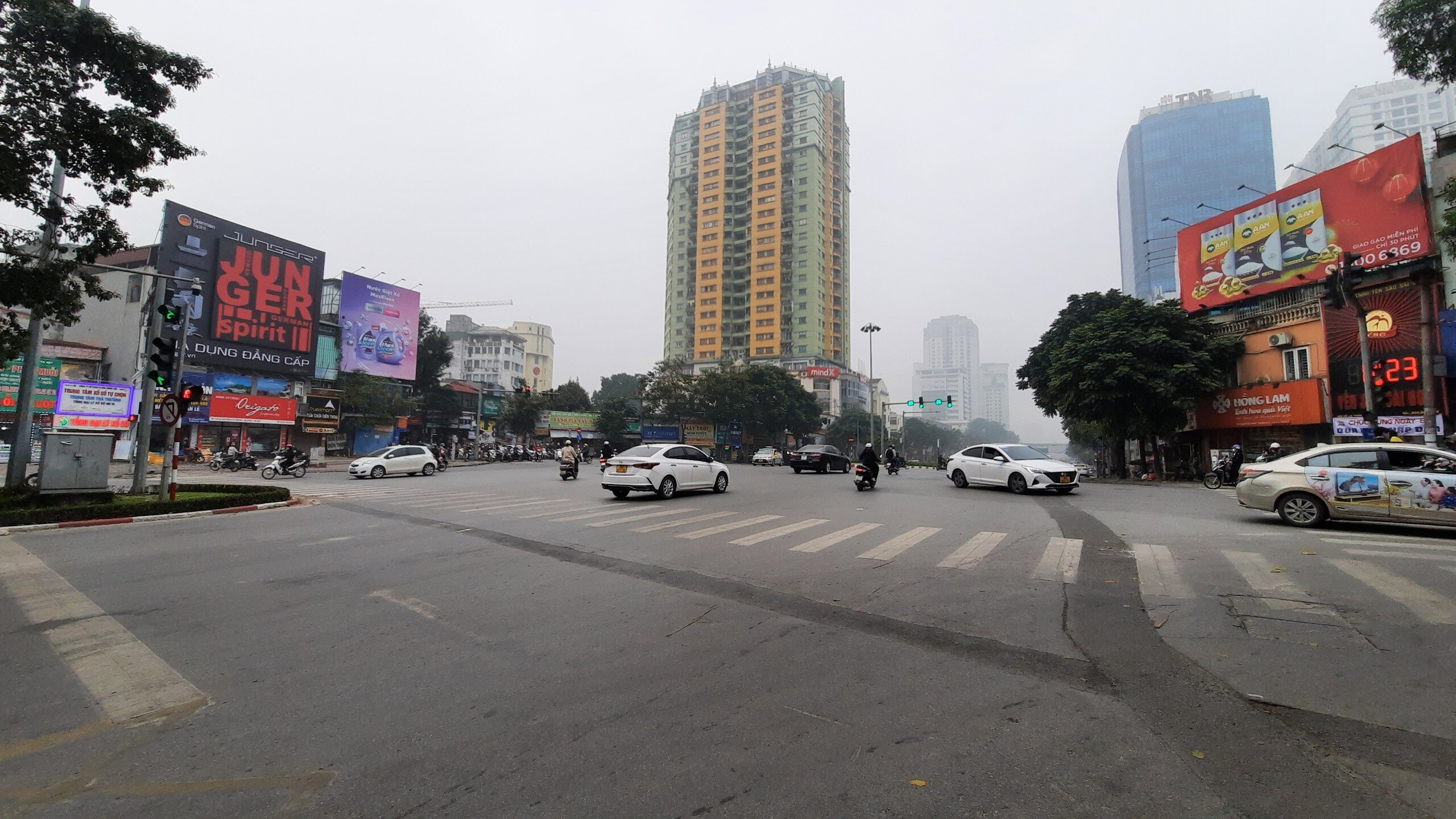 Ng&atilde; tư Nguyễn Ch&iacute; Thanh giao với Đ&ecirc; La Thanh ng&agrave;y thường, trong giờ cao điểm phải mất rất nhiều nhịp đ&egrave;n đỏ mới c&oacute; thể qua, nhưng h&ocirc;m nay th&igrave; phương tiện đi lại rất th&ocirc;ng tho&aacute;ng.