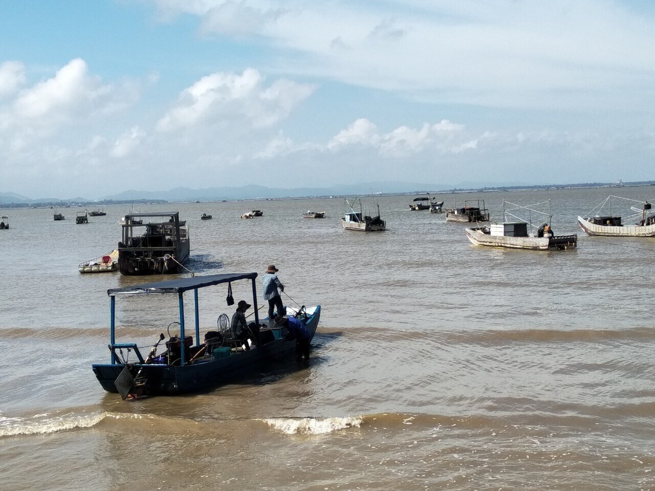 Bến H&egrave;n l&agrave; c&aacute;i t&ecirc;n kh&ocirc;ng biết c&oacute; tự bao giờ người d&acirc;n TP M&oacute;ng C&aacute;i đặt cho một chiếc bến neo, đậu t&agrave;u thuyền tại th&ocirc;n 1, x&atilde; Vĩnh Trung. Cư d&acirc;n nơi đ&acirc;y chủ yếu l&agrave; người di cư từ một số tỉnh ở đồng bằng s&ocirc;ng Hồng v&agrave; nhiều địa phương khu vực nội địa của Quảng Ninh ra lập nghiệp từ mấy đời nay.