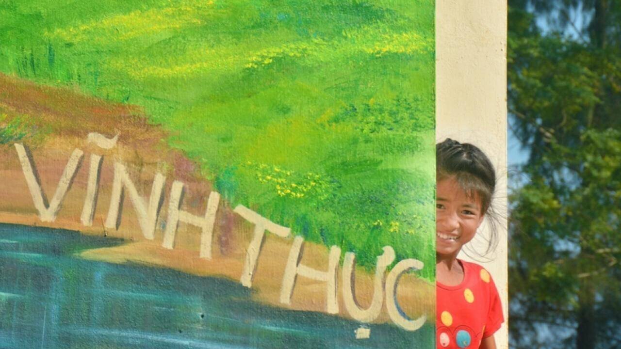 &Yacute; tưởng ấy đ&atilde; dần được hiện thực h&oacute;a với c&aacute;c bức b&iacute;ch họa tr&ecirc;n tường nh&agrave;, tường r&agrave;o... thể hiện cuộc sống sinh hoạt, l&agrave;m ăn thường nhật của cư d&acirc;n bản địa.