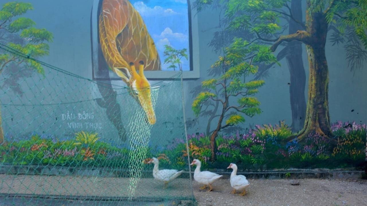 Thực tại v&agrave; b&iacute;ch họa đan xen v&agrave;o nhau tạo l&ecirc;n khung cảnh thật thanh b&igrave;nh.