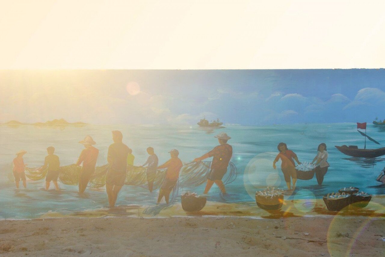 &Ocirc;ng Đ&agrave;o Văn Thiệu, B&iacute; thư Chi bộ, Trưởng th&ocirc;n 1, x&atilde; Vĩnh Trung khoe: Giờ người ta quen gọi l&agrave; "l&agrave;ng b&iacute;ch họa Bến H&egrave;n, Đầu Đ&ocirc;ng" chứ tuyệt nhi&ecirc;n kh&ocirc;ng ai nhắc đến địa giới h&agrave;nh ch&iacute;nh th&ocirc;n 1.