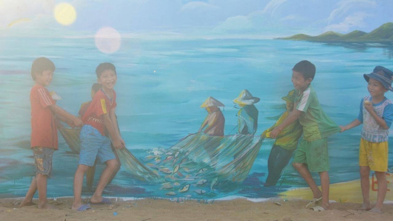 Cũng theo &ocirc;ng Thiệu, mặc d&ugrave; kh&aacute; xa x&ocirc;i, hẻo l&aacute;nh lại c&aacute;ch trở với đất liền, nhưng từ khi l&agrave;ng b&iacute;ch họa h&igrave;nh th&agrave;nh, b&igrave;nh qu&acirc;n mỗi năm, nơi đ&acirc;y đ&atilde; thu h&uacute;t từ 2.500-3.000 du kh&aacute;ch đến thăm&hellip; Hiện một số gia đ&igrave;nh đ&atilde; triển khai dịch vụ homestay, nấu ăn phục vụ du kh&aacute;ch.