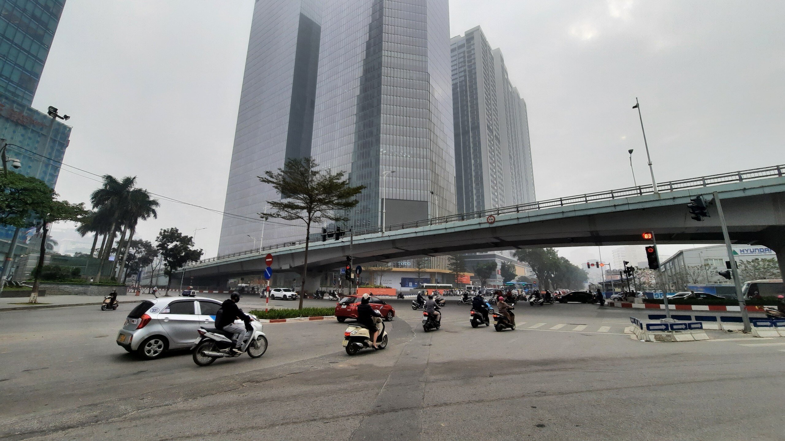D&ugrave; trong giờ cao điểm (từ 7h30 đến 8h30) nhưng ng&atilde; tư Đ&agrave;o Tấn - Liễu Giai - Kim M&atilde; - Nguyễn Ch&iacute; Thanh h&ocirc;m nay (2/3), vẫn rất thưa thớt phương tiện qua lại.