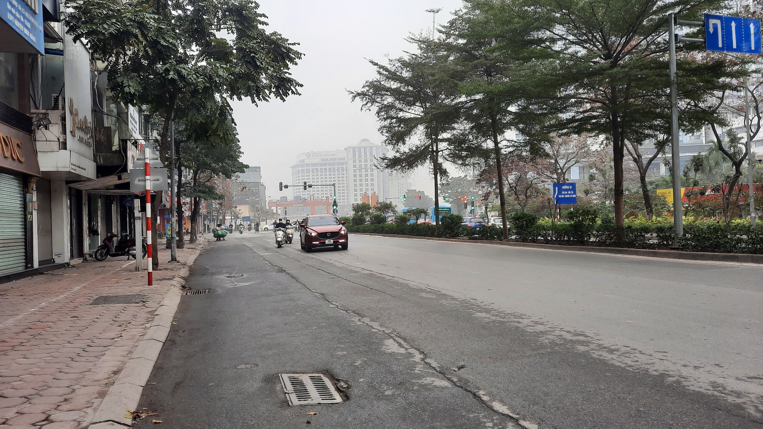Đường Kim M&atilde; hướng về trung t&acirc;m th&agrave;nh phố lưa thưa phương tiện. Đ&acirc;y l&agrave; h&igrave;nh ảnh rất hiếm gặp, dường như chỉ xuất hiện trong những ng&agrave;y nghỉ lễ, tết nhưng mấy h&ocirc;m nay lại xuất hiện trong ng&agrave;y thường.