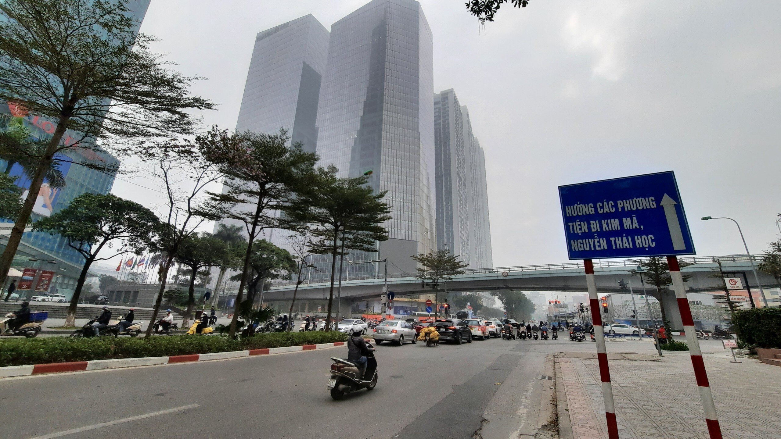 Nếu ở thời điểm trước, tại khung giờ cao điểm th&igrave; sẽ l&agrave; cảnh h&agrave;ng d&agrave;i xe m&aacute;y, &ocirc; t&ocirc; nối đu&ocirc;i nhau chờ v&agrave;i nhịp đ&egrave;n đỏ mới c&oacute; thể qua được n&uacute;t giao n&agrave;y.