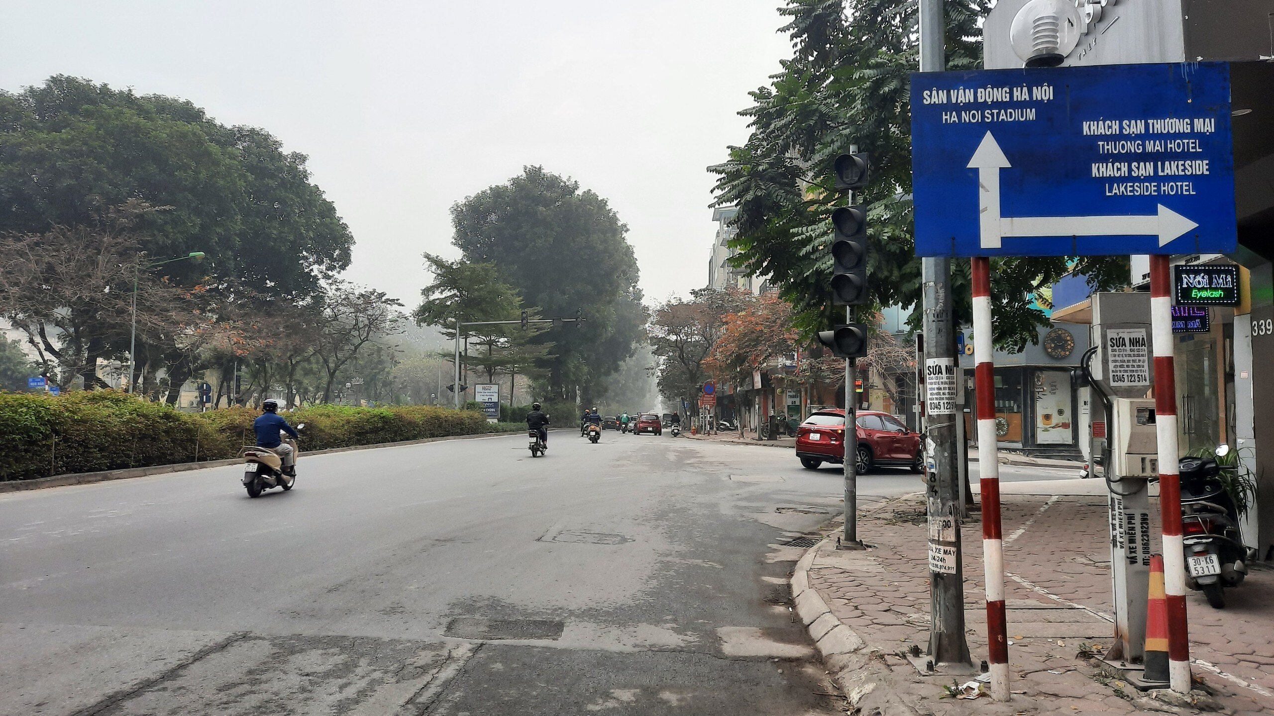 Gần 8h s&aacute;ng nhưng tại n&uacute;t giao Kim M&atilde; - Ngọc Kh&aacute;nh vẫn rất "neo người" qua lại.