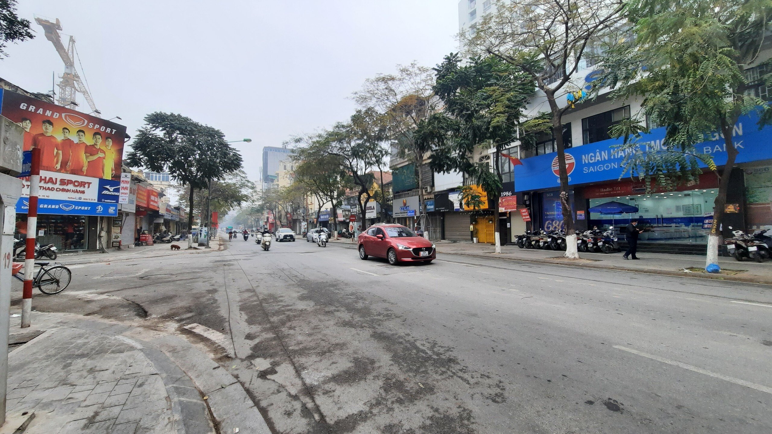 Phố Nguyễn Th&aacute;i Học hướng về trung t&acirc;m mật độ phương tiện cũng rất thưa.