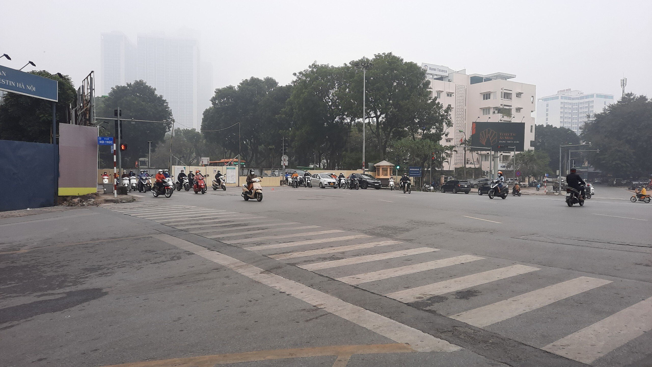 N&uacute;t giao N&uacute;i Tr&uacute;c - Kim M&atilde; c&aacute;c phương tiện cũng chỉ mất một nhịp đ&egrave;n đỏ l&agrave; c&oacute; thể th&ecirc;nh thang di chuyển.