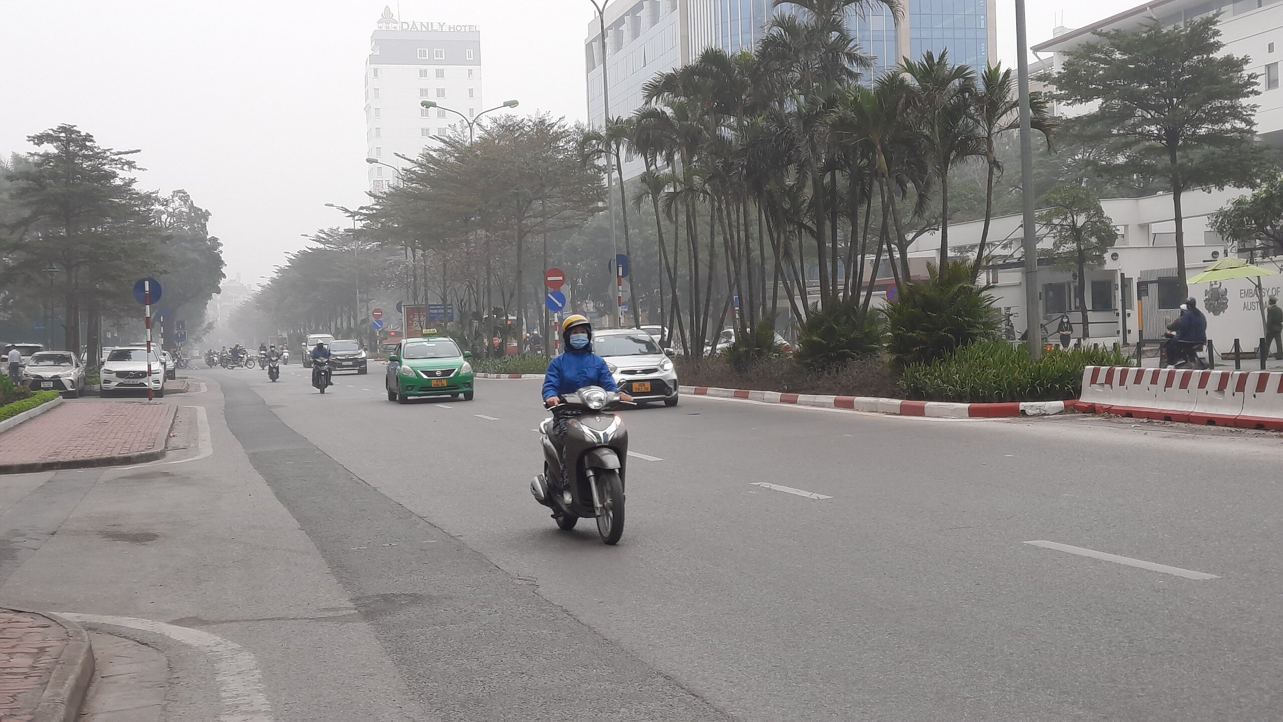 Chị Vũ Hồng Loan, người thường xuy&ecirc;n đi qua n&uacute;t giao Đ&agrave;o Tấn -  Kim M&atilde; cho biết, "Khoảng 3 đến 4 h&ocirc;m nay n&uacute;t giao n&agrave;y d&ugrave; l&agrave; giờ cao điểm nhưng đường vẫn rất th&ocirc;ng tho&aacute;ng. T&ocirc;i đi giảm hơn nửa thời gian từ nh&agrave; đến cơ quan".