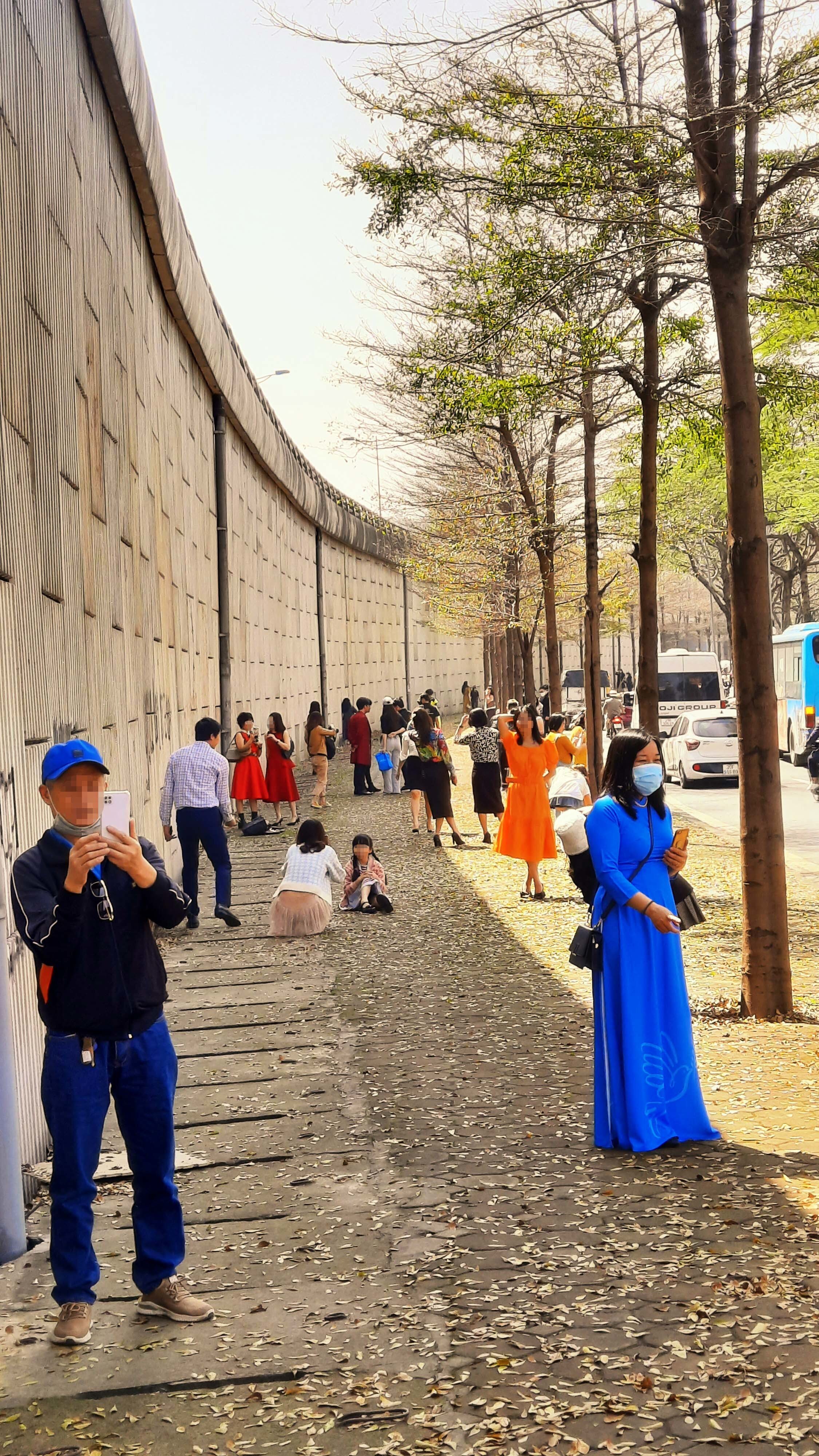 Những tiếng "nh&igrave;n sang tr&aacute;i, nh&igrave;n sang tr&aacute;i" thường xuy&ecirc;n xuất hiện tại cung đường n&agrave;y trong những ng&agrave;y qua.