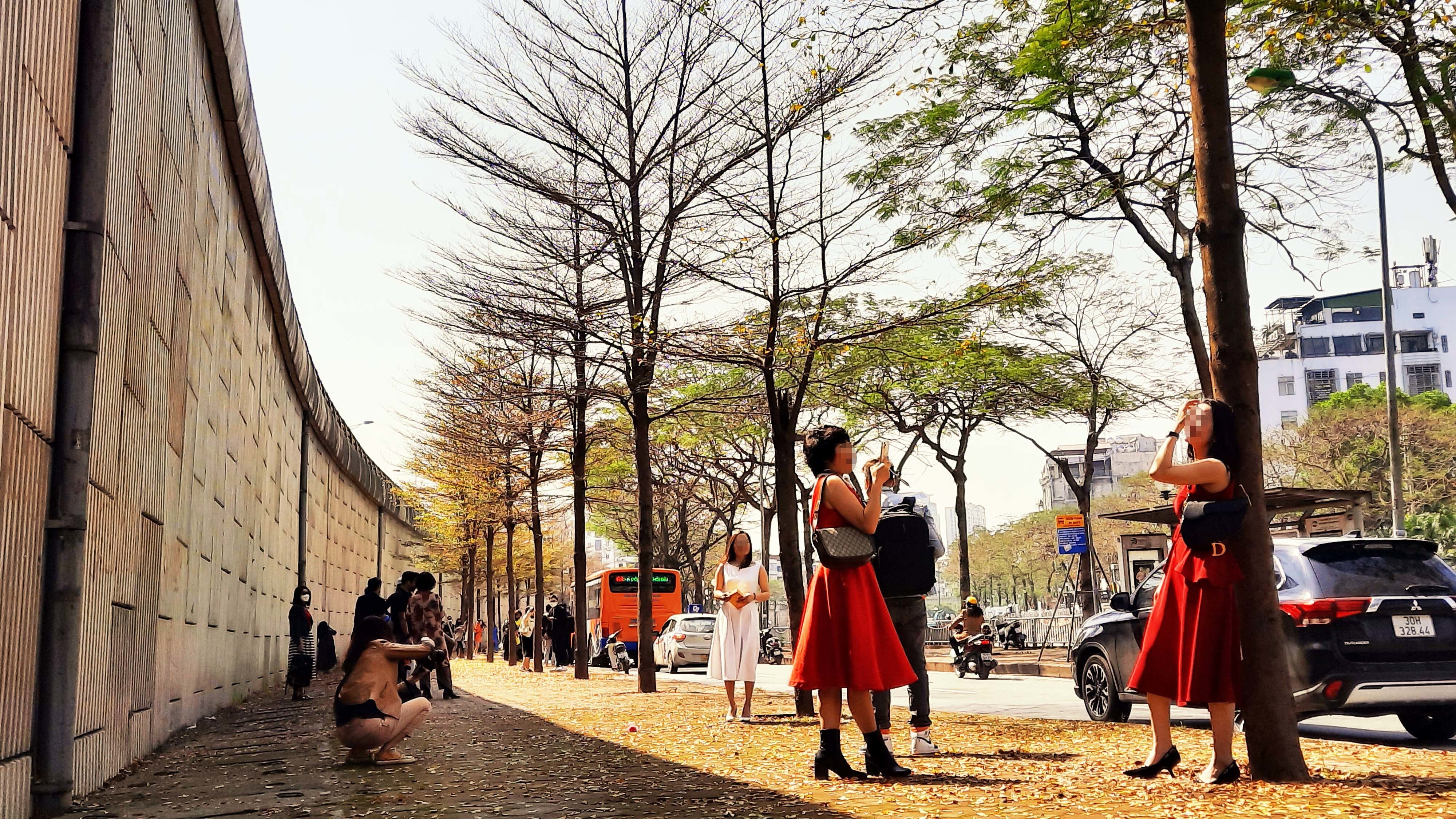 Đ&acirc;y l&agrave; một trend (tr&agrave;o lưu) xuất khiện tr&ecirc;n mạng x&atilde; hội trong thời gian gần đầy. Theo đ&oacute; người chụp ảnh hay quay clip sẽ y&ecirc;u cầu "người mẫu" "nh&igrave;n sang tr&aacute;i, nh&igrave;n sang tr&aacute;i" để  t&ugrave; đ&oacute; sẽ tạo ra những video hoặc tấm h&igrave;nh đẹp hơn.