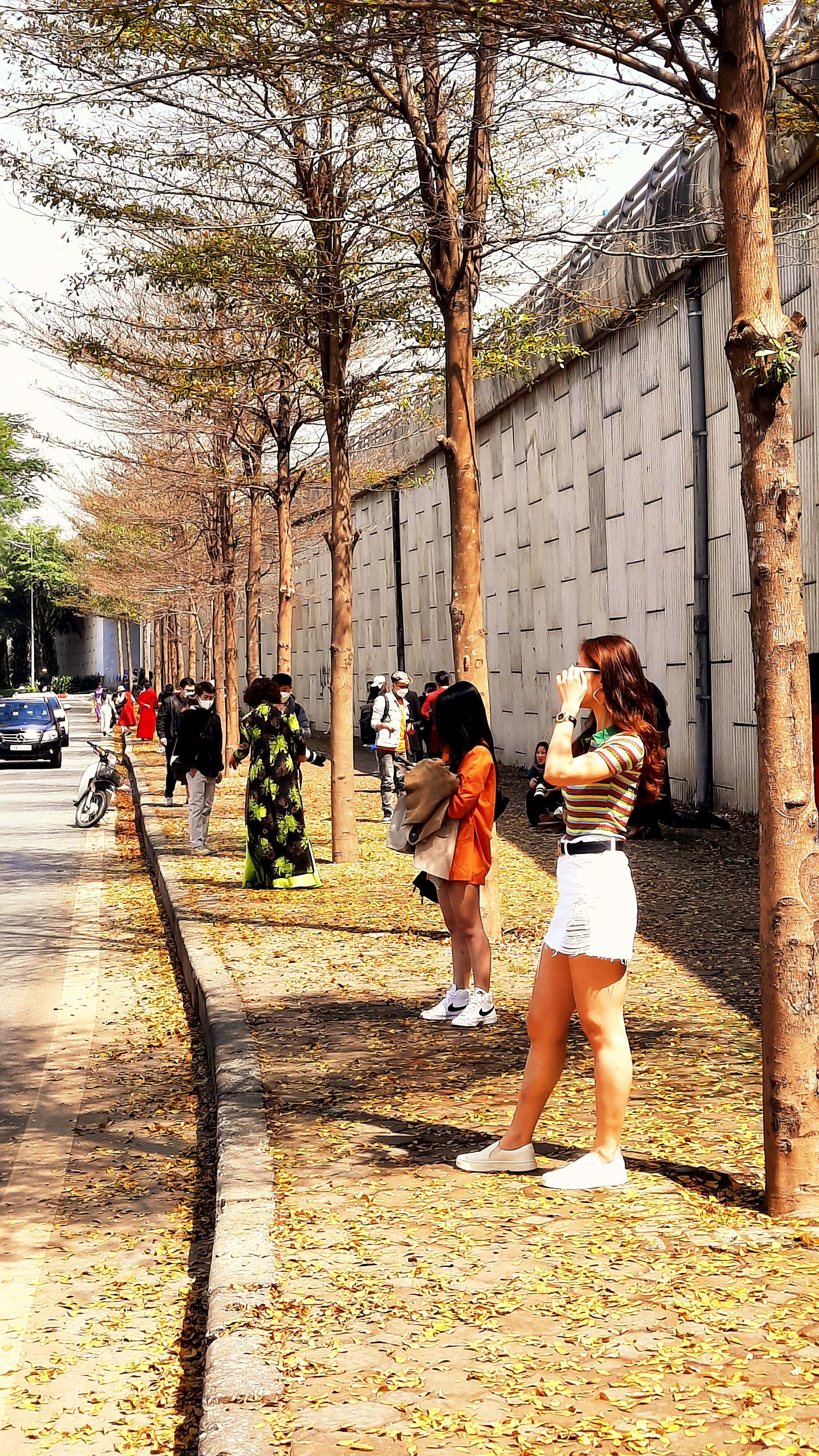 Theo ghi nhận của PV B&aacute;o Giao th&ocirc;ng, số lượng người đến đ&acirc;y chụp ảnh l&ecirc;n con số h&agrave;ng trăm trong buổi s&aacute;ng nay.