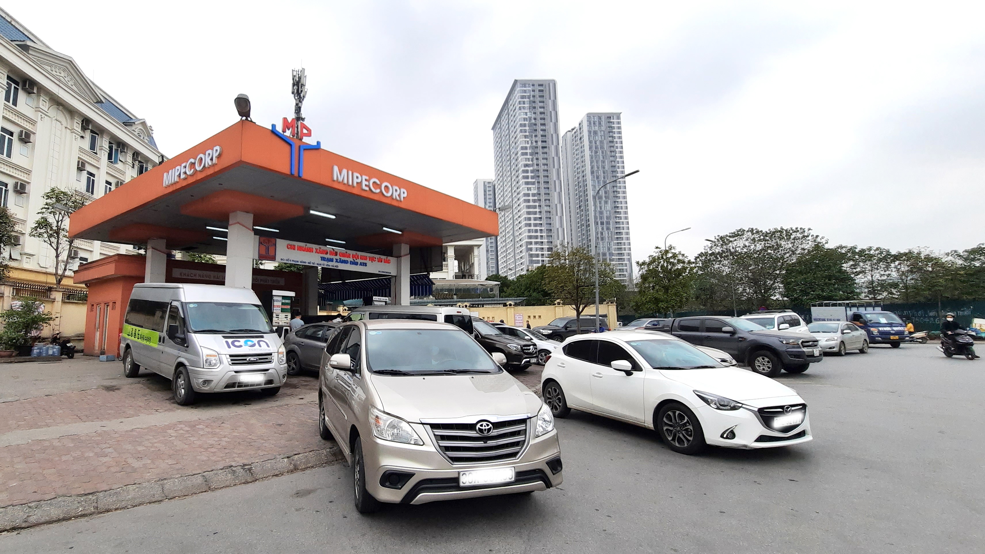 Trưa nay (11/3), c&aacute;ch giờ điều chỉnh gi&aacute; xăng, dầu v&agrave;i giờ (15h), tại H&agrave; Nội, PV ghi nhận cảnh &ocirc; t&ocirc;, xe m&aacute;y xếp h&agrave;ng d&agrave;i để v&agrave;o c&aacute;c cửa h&agrave;ng xăng, dầu để mua nhi&ecirc;n liệu.