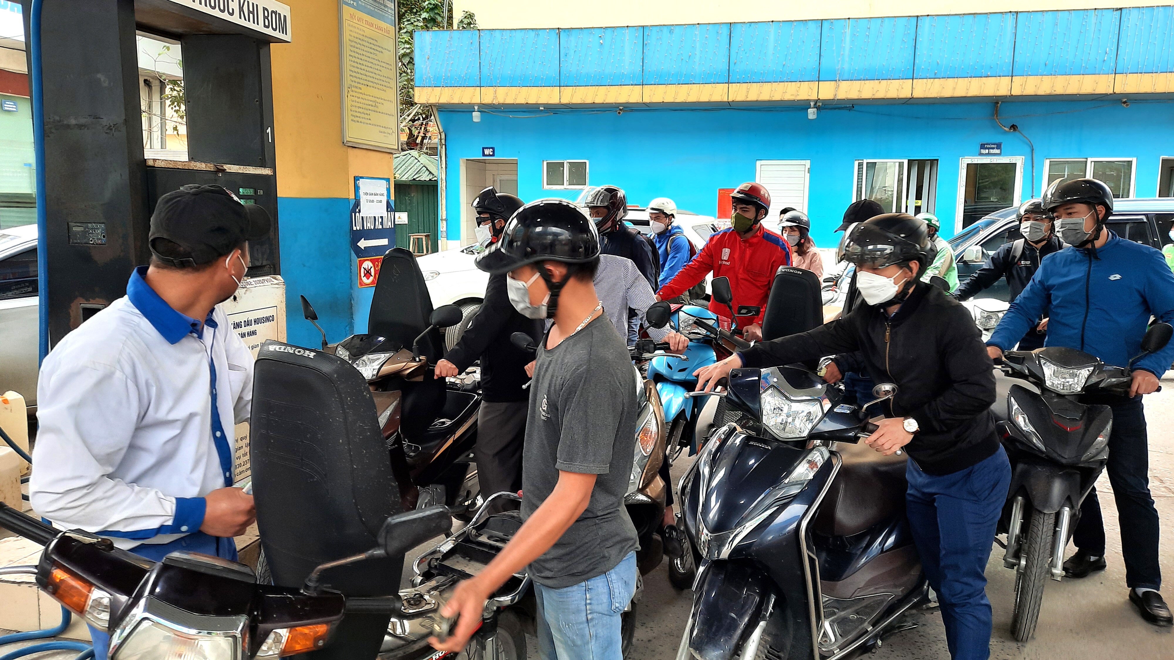 Số người tới đổ xăng, dầu nhiều, nhưng trạm xăng tại đường Dương Đ&igrave;nh Nghệ vẫn phục vụ nhiệt t&igrave;nh, kh&ocirc;ng c&oacute; t&igrave;nh trạng "g&acirc;y kh&oacute; dễ".