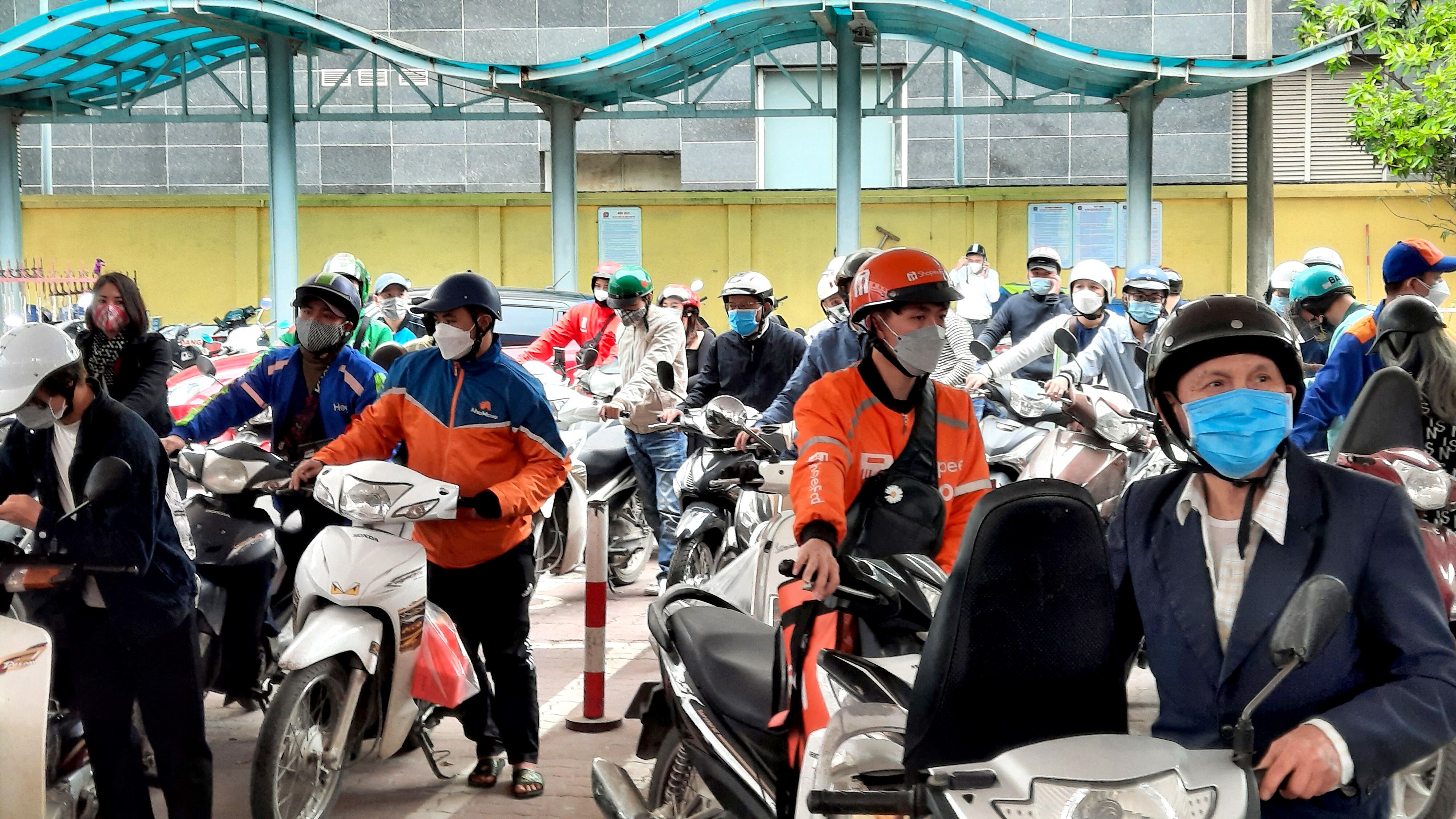 D&ugrave; diện t&iacute;ch tại đ&acirc;y l&agrave; kh&aacute; rộng, nhưng số người chờ đến lượt đổ xăng, dầu vẫn k&iacute;n chỗ.