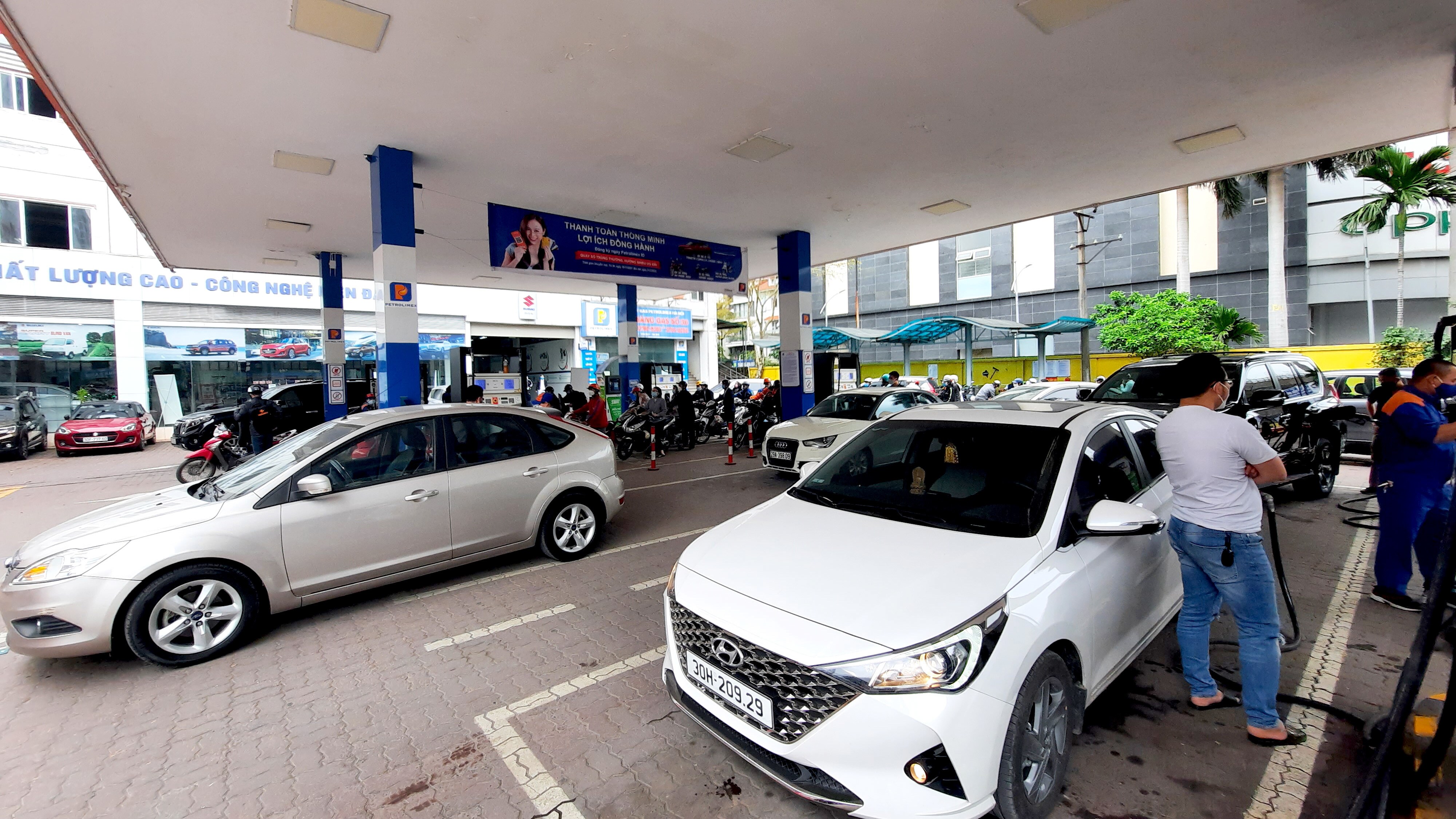 Những tiếng "cho đầy b&igrave;nh nh&eacute;"  thường xuất hiện cả khu đổ xăng của xe m&aacute;y v&agrave; &ocirc; t&ocirc;.