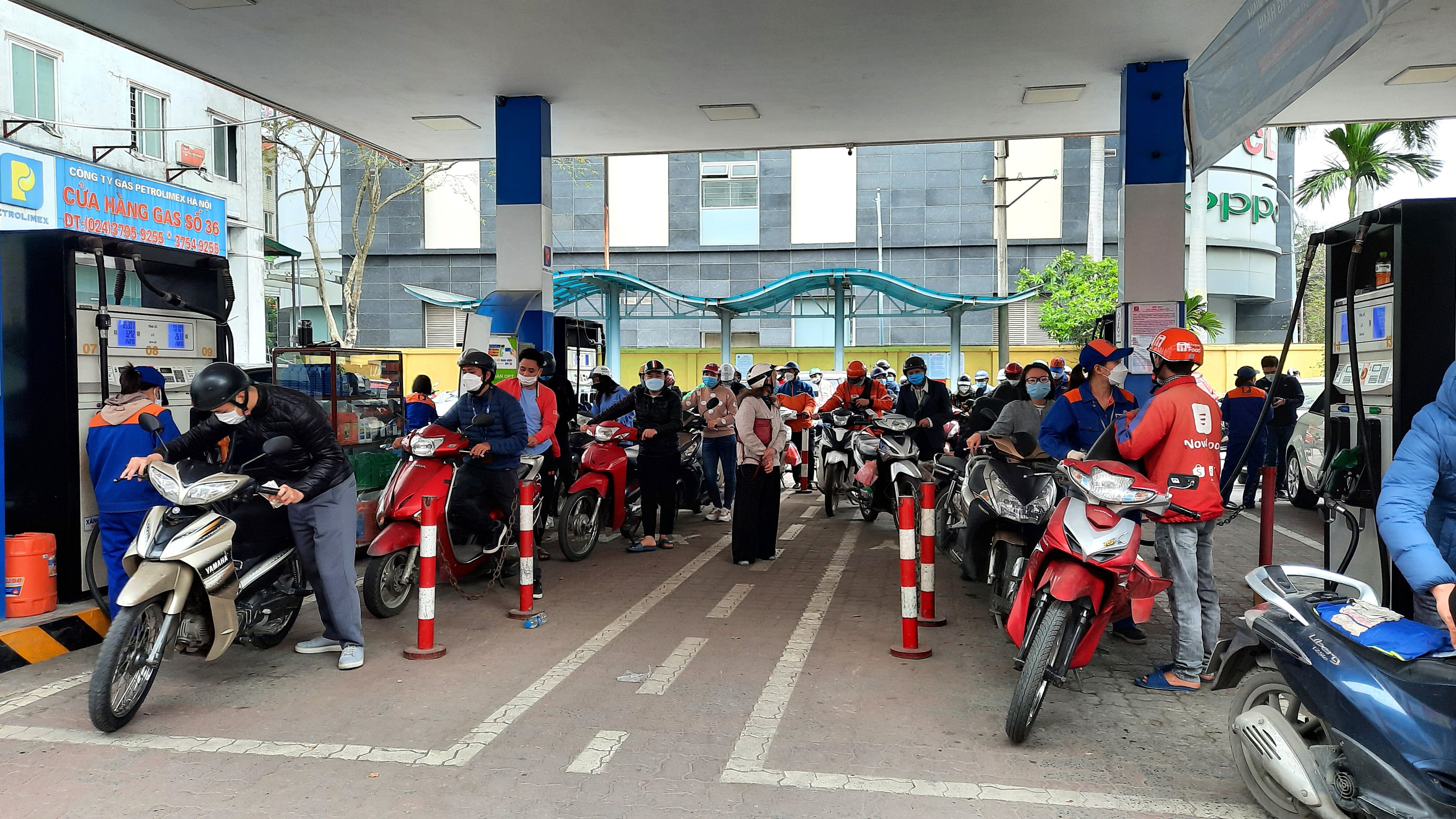 "Thấy bảo chiều nay xăng sẽ tăng gi&aacute; mạnh n&ecirc;n t&ocirc;i đ&atilde; chủ động bảo người b&aacute;n đổ đầy b&igrave;nh để v&agrave;i h&ocirc;m nữa đỡ phải đổ", một người d&acirc;n mua xăng tại đ&acirc;y n&oacute;i.