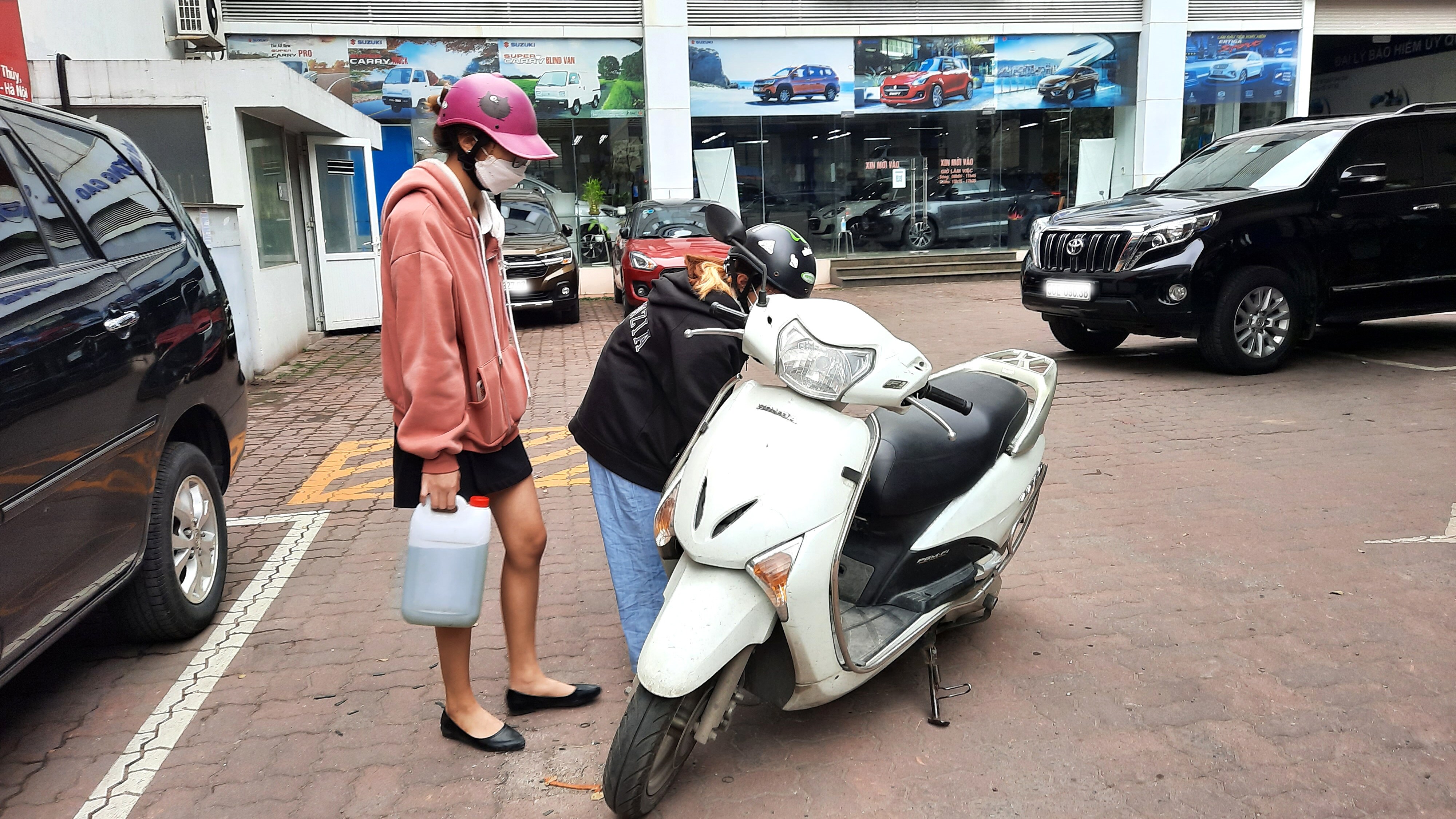 Kh&ocirc;ng &iacute;t người đ&atilde; mang cả những chiếc can nhựa để mua xăng.