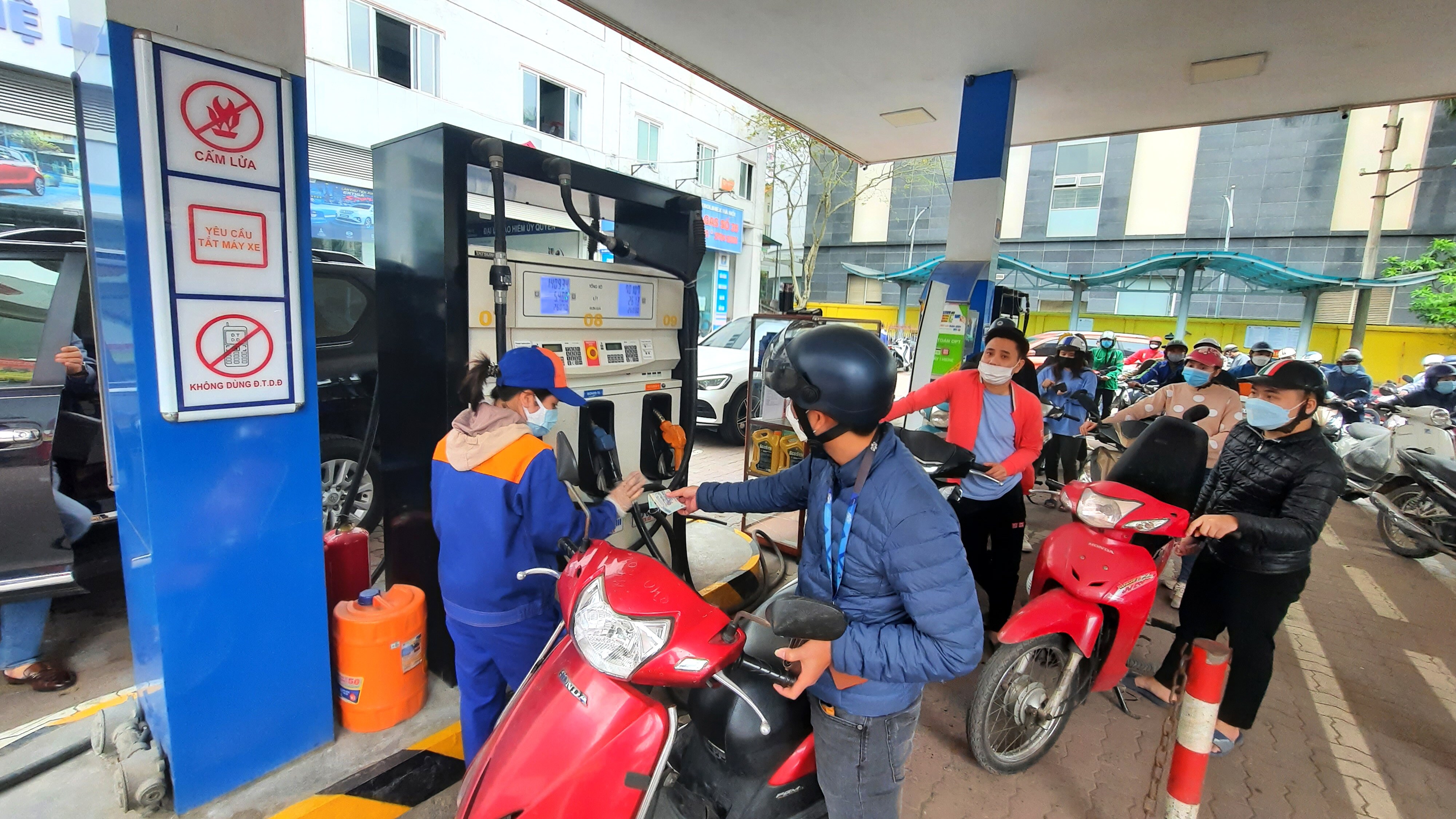 Những ng&agrave;y gần đ&acirc;y, gi&aacute; dầu thế giới li&ecirc;n tục tăng. V&igrave; vậy theo t&iacute;nh to&aacute;n, nhiều khả năng gi&aacute; xăng trong nước chiều n&agrave;y c&oacute; thể tăng mạnh.