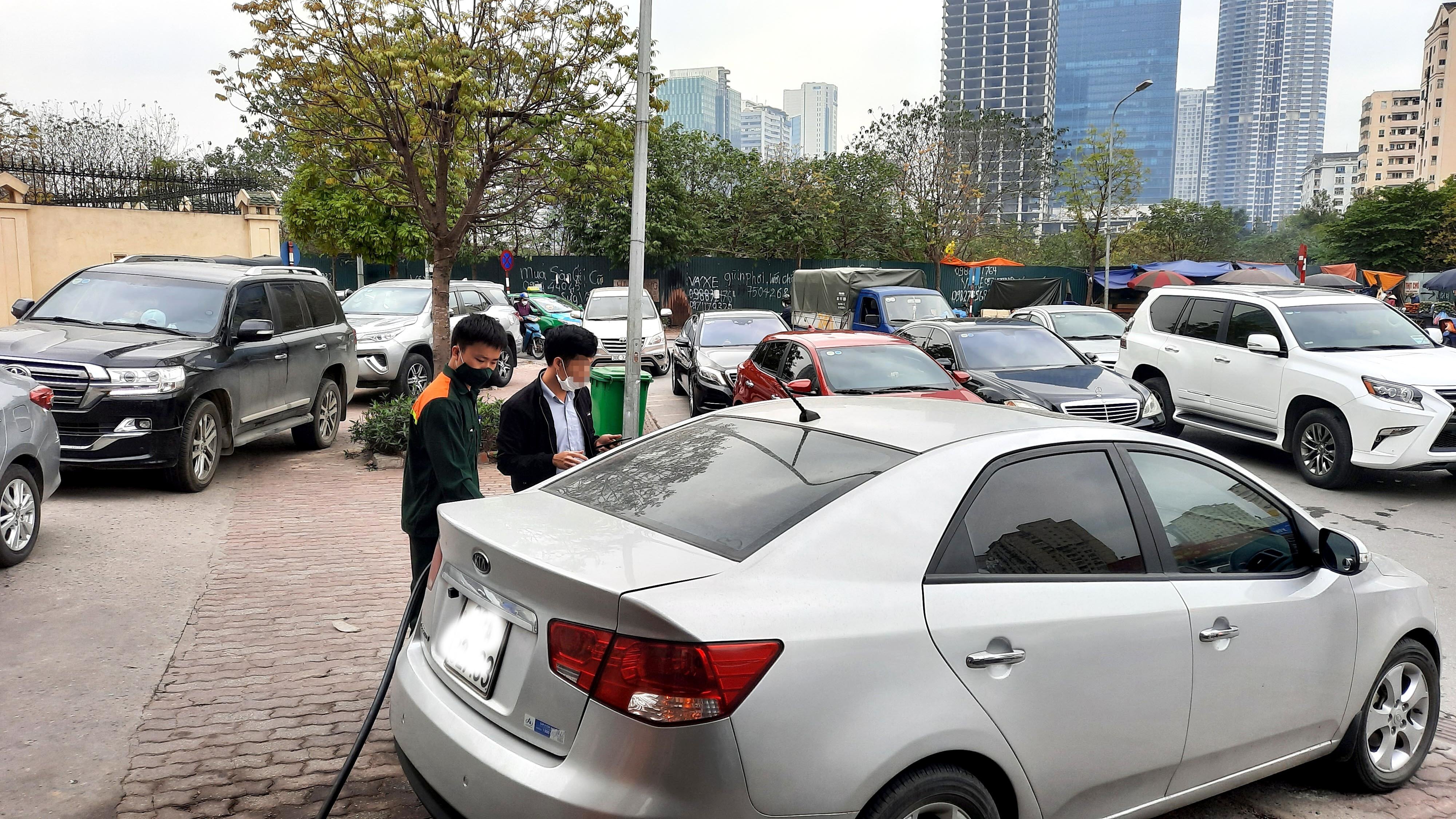 Đ&acirc;y l&agrave; h&igrave;nh ảnh ghi nhận tại một trạm b&aacute;n xăng, dầu tr&ecirc;n đường Nguyễn Ch&aacute;nh, phường Mễ Tr&igrave;, quận Nam Từ Li&ecirc;m. Nhiều &ocirc; t&ocirc; đ&atilde; phải xếp h&agrave;ng d&agrave;i chờ đợi mới đến lượt đổ xăng hoặc dầu.