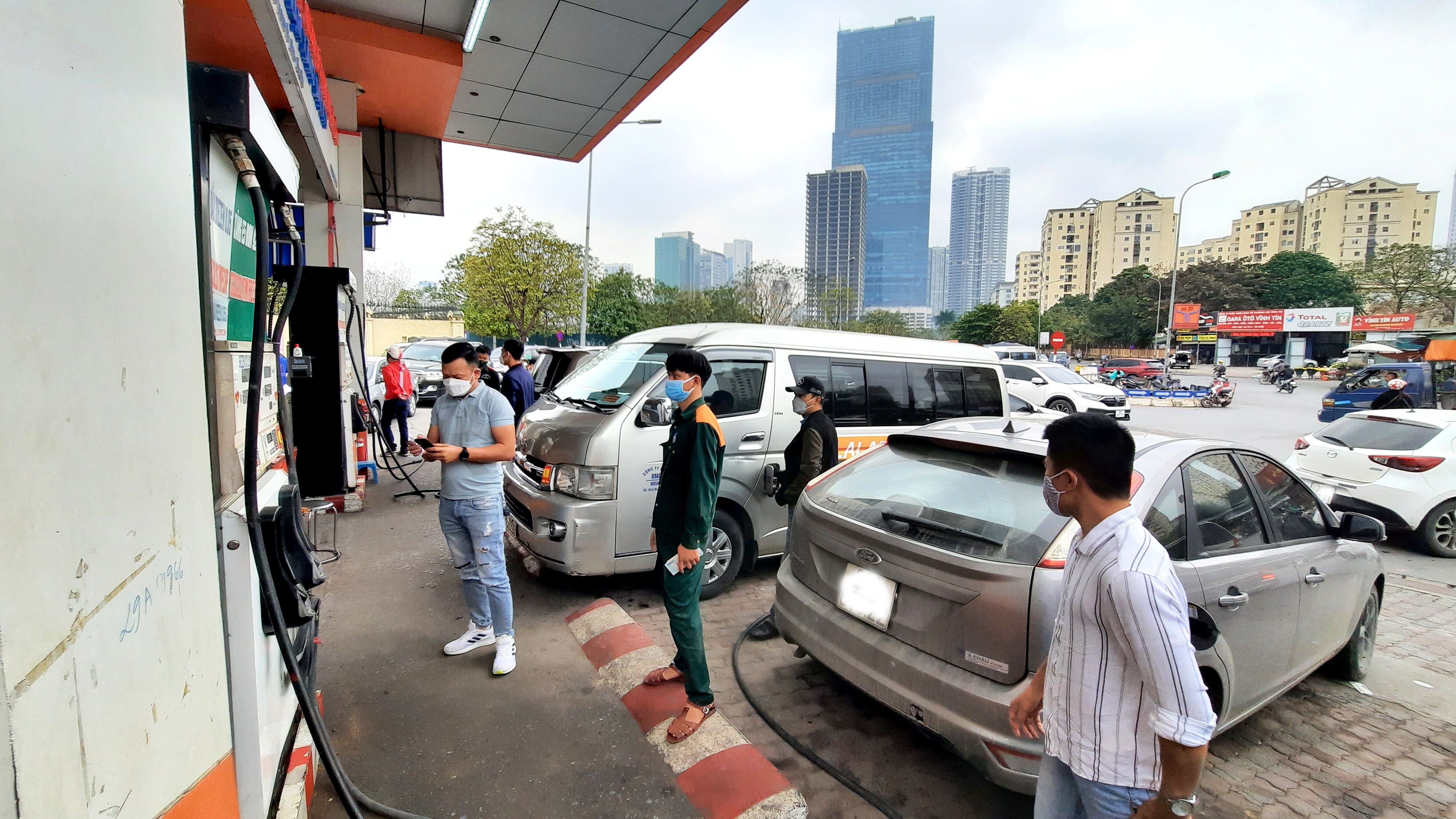 "Ng&agrave;y b&igrave;nh thường v&agrave;o l&agrave; đến lượt đổ ngay, nhưng h&ocirc;m nay t&ocirc;i phải chờ mất 15 ph&uacute;t mới đến lượt, thời gian bơm xăng, trả tiền nữa tổng cộng mất 20 ph&uacute;t mới xong", anh N.V.T., cho biết.