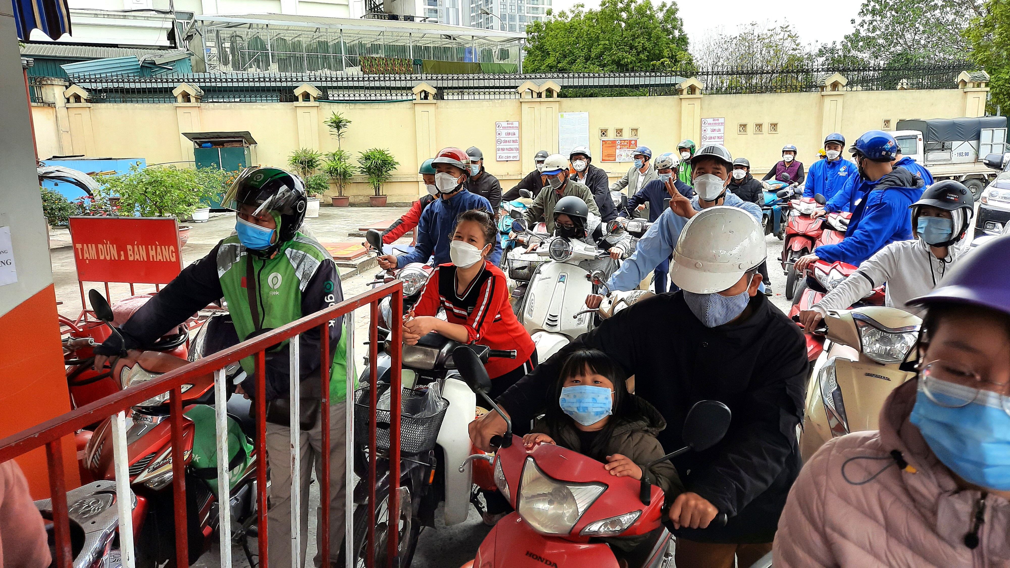 Tại khu vực đổ xăng cho xe m&aacute;y, trạm xăng tại đường Nguyễn Ch&aacute;nh cũng rất đ&ocirc;ng người xếp h&agrave;ng.