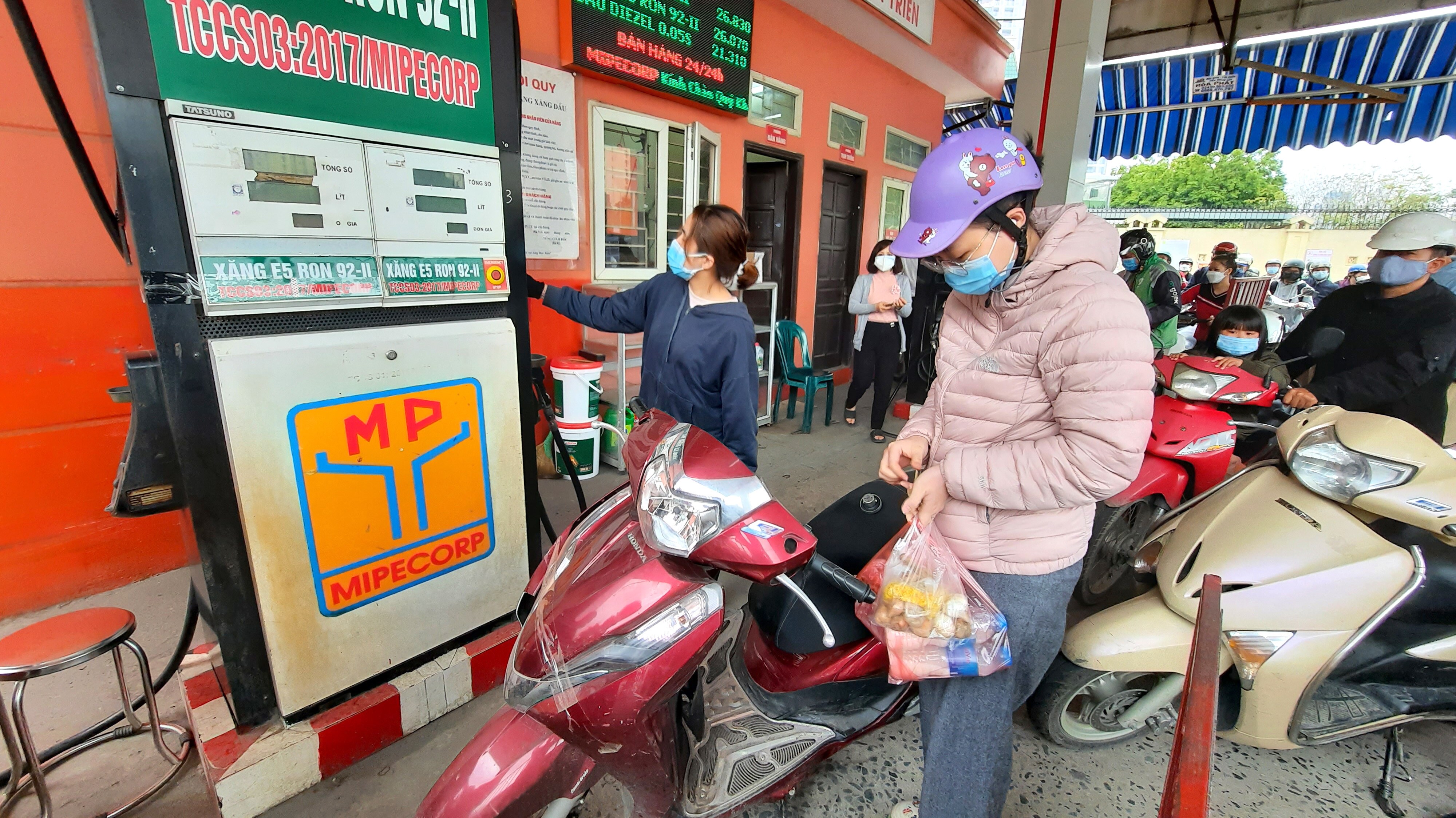 Chị N.T.T., cho biết "c&oacute; lẽ mọi người cho rằng chiều nay sau khi điều chỉnh, gi&aacute; xăng, dầu sẽ l&ecirc;n cao hơn v&igrave; thế mới c&oacute; cảnh người xếp h&agrave;ng mua xăng, thế n&agrave;y".