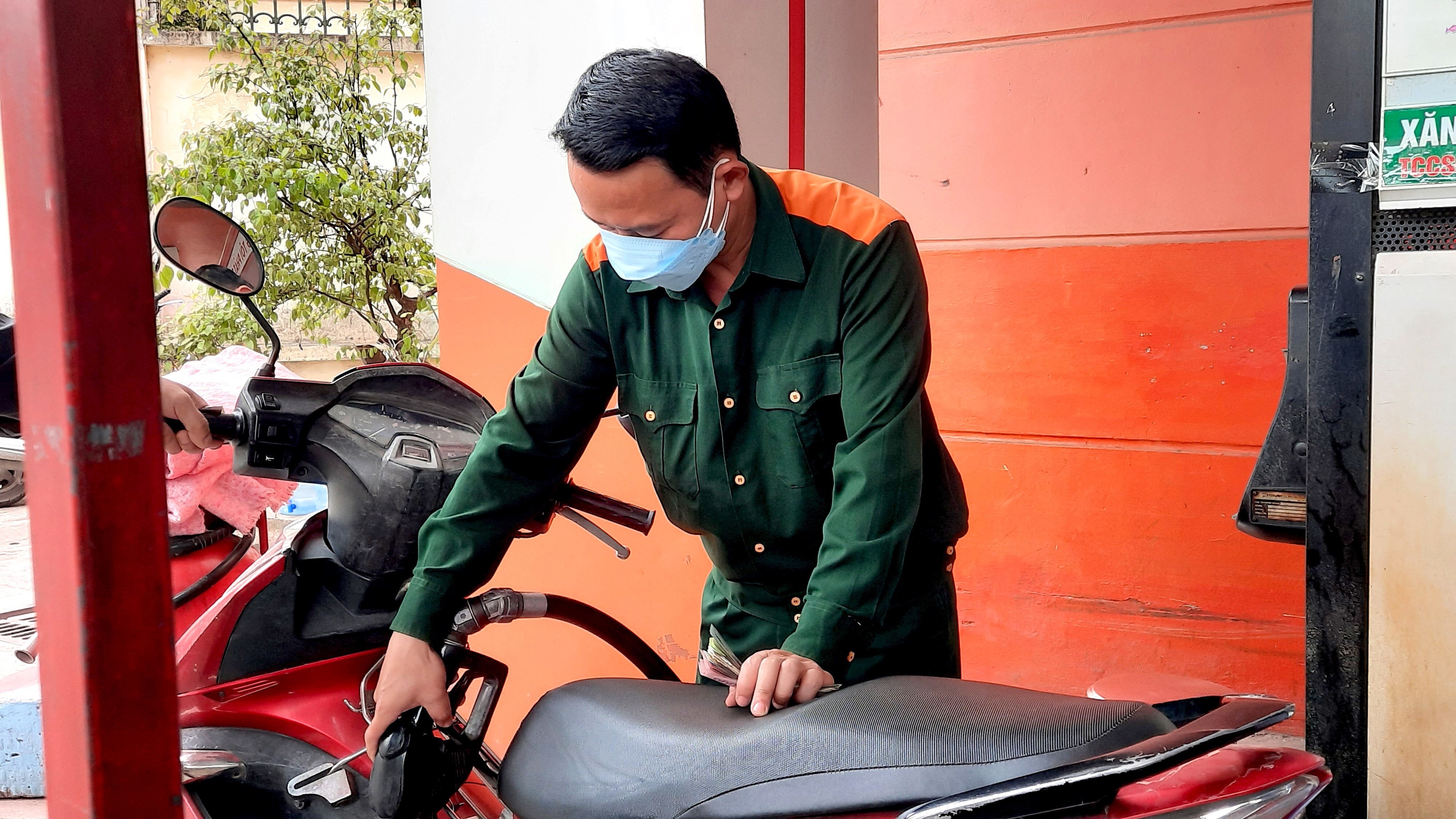 Do lượng người đến đổ xăng, dầu tăng cao n&ecirc;n mọi thao t&aacute;c của nh&acirc;n vi&ecirc;n b&aacute;n h&agrave;ng ở đ&acirc;y đều rất khẩn trương để đ&aacute;p ứng nhu cầu của kh&aacute;ch h&agrave;ng.