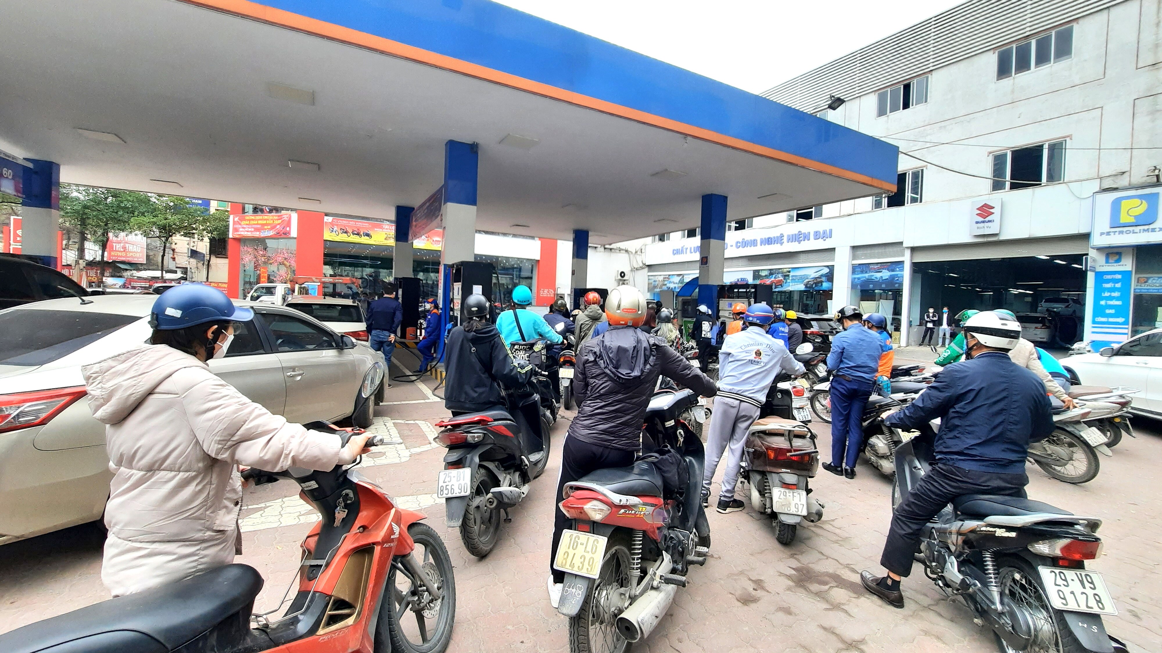 C&ograve;n đ&acirc;y l&agrave; h&igrave;nh ảnh ghi nhận tại trạm b&aacute;n xăng, dầu tại đường Cầu Giấy.